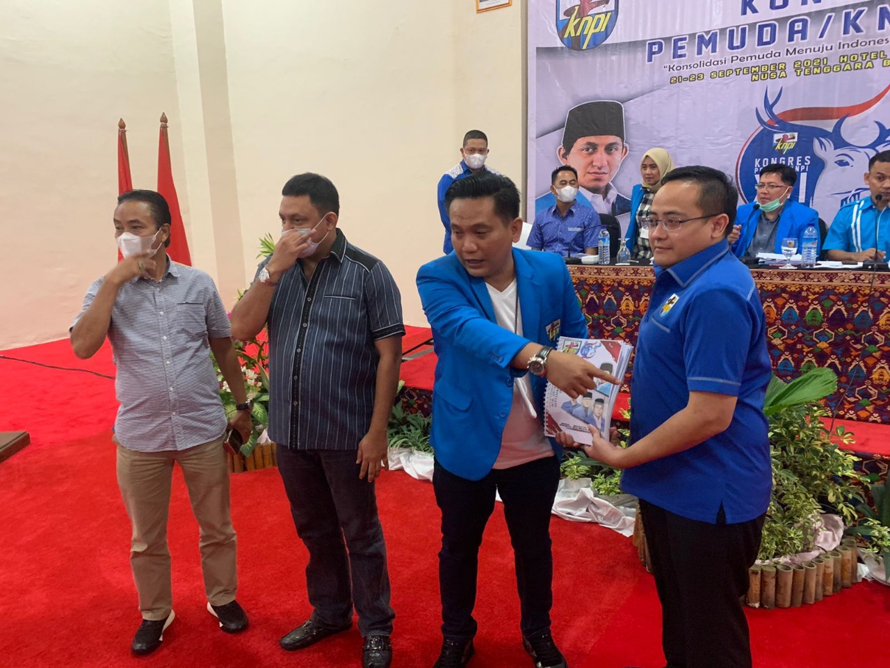 Ketua Umum KNPI terpilih Raden Andreas Nandi Wardhana (kanan) saat Kongres KNPI XVI di Lombok, NTB. 