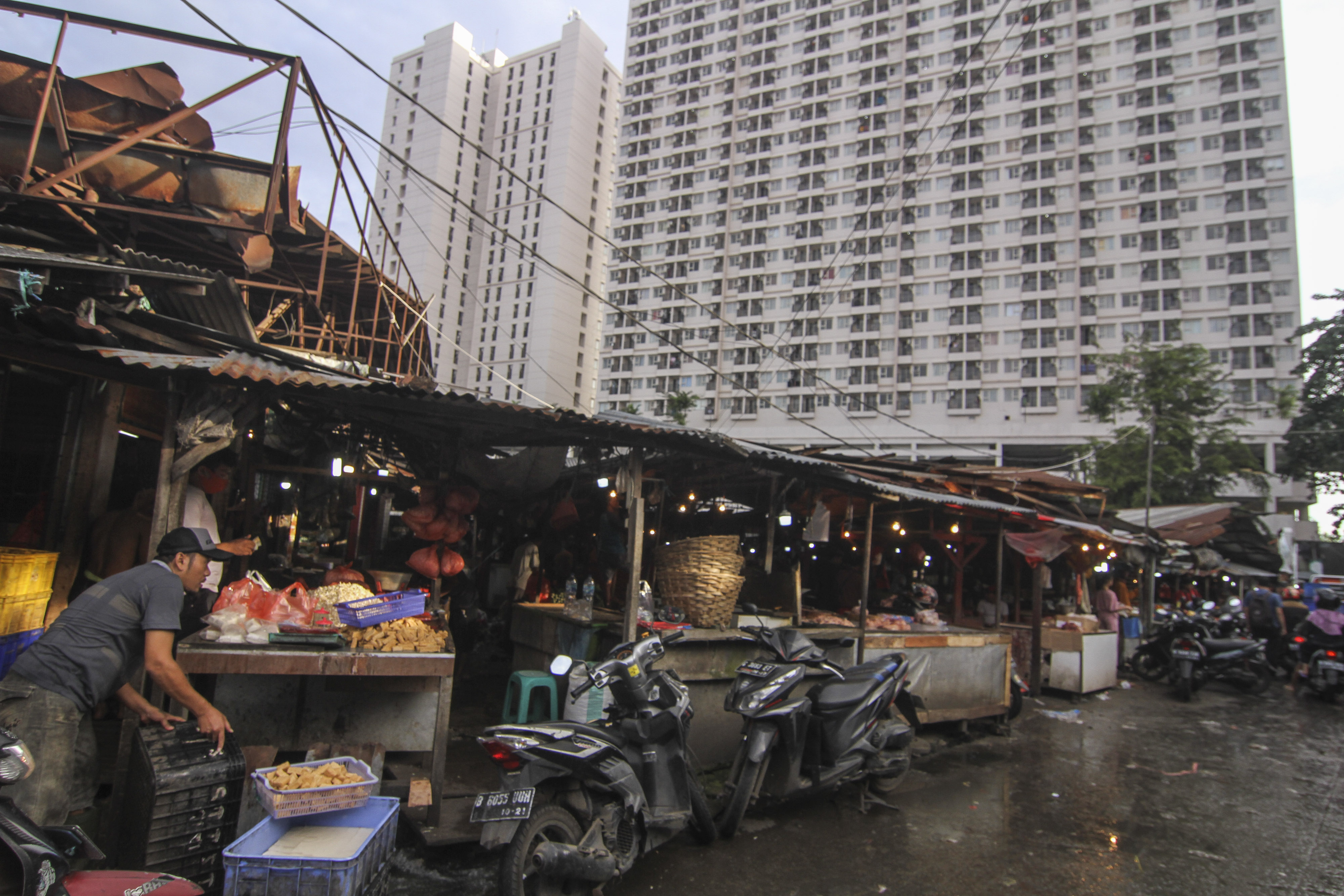 Pedagang menata dagangannya di Pasar Kemiri Muka, Depok, Jawa Barat, Kamis (18/2/2021)