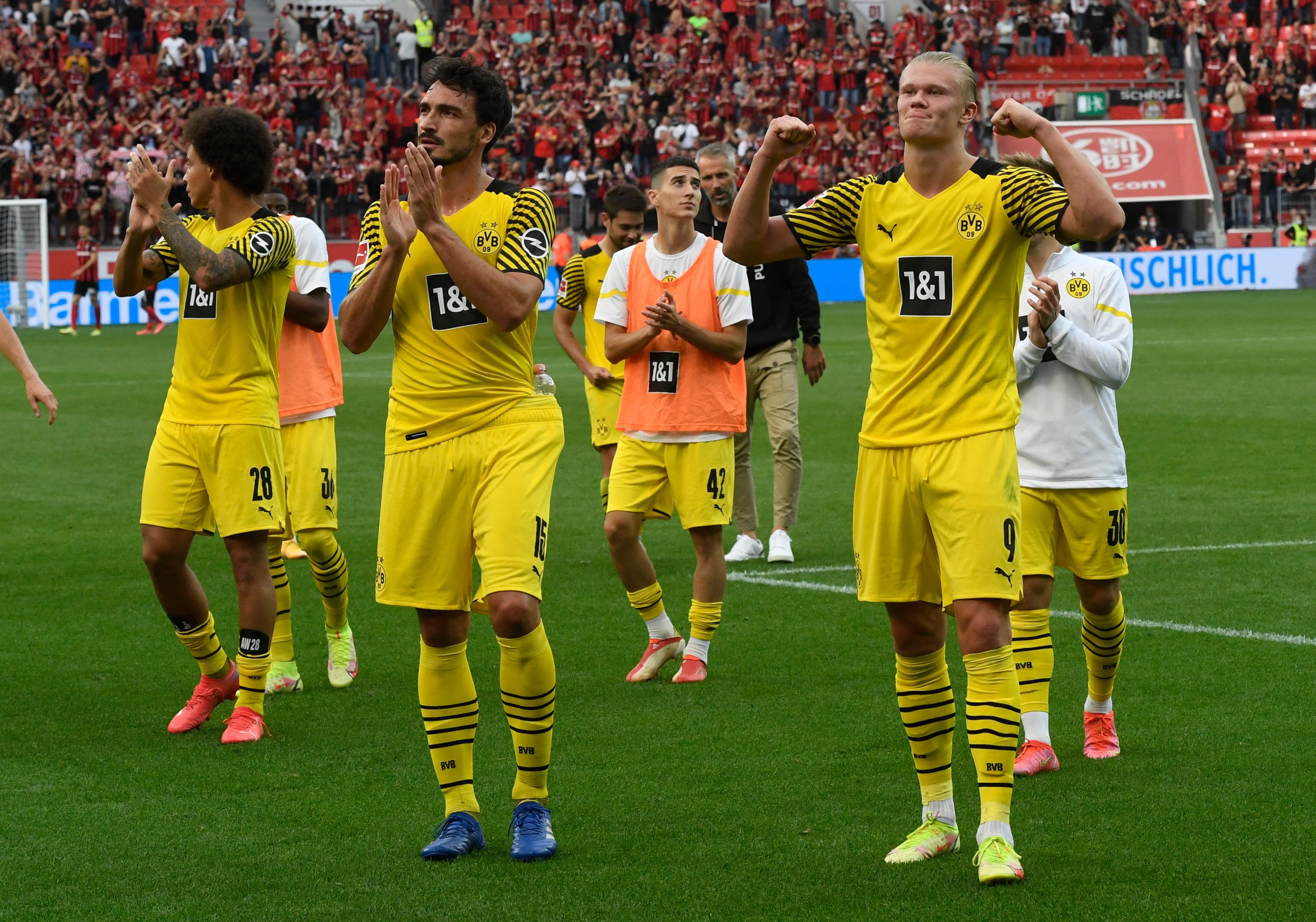 Para pemain Borussia Dortmund menyapa pendukung mereka usai menang 4-3 atas Bayer Leverkusen di laga Bundesliga.