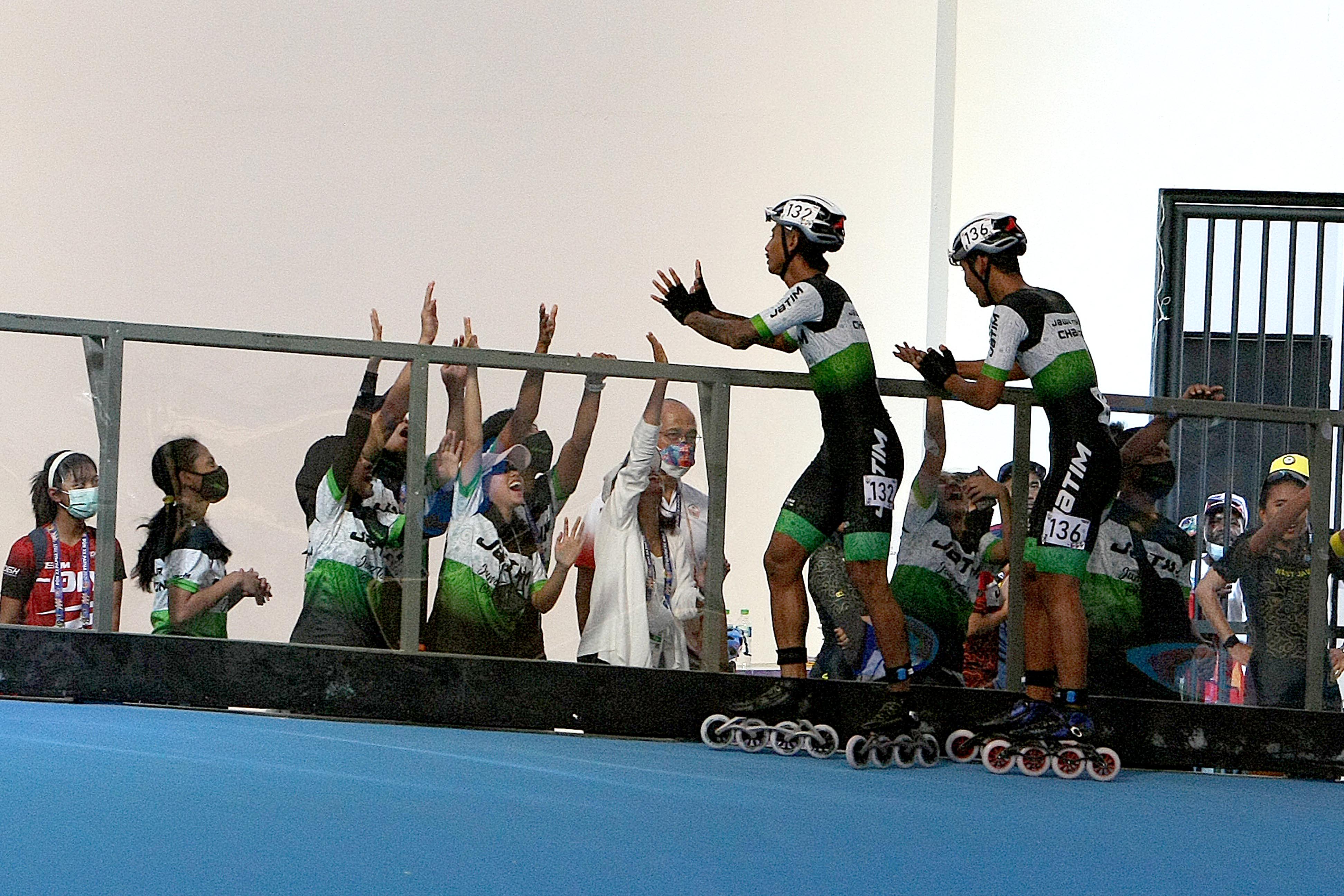 Tim sepatu roda Putra Jawa Timur disambut pendukungnya usai memperoleh emas di final cabang Sepatu Roda Relay 3000 meter Putra.