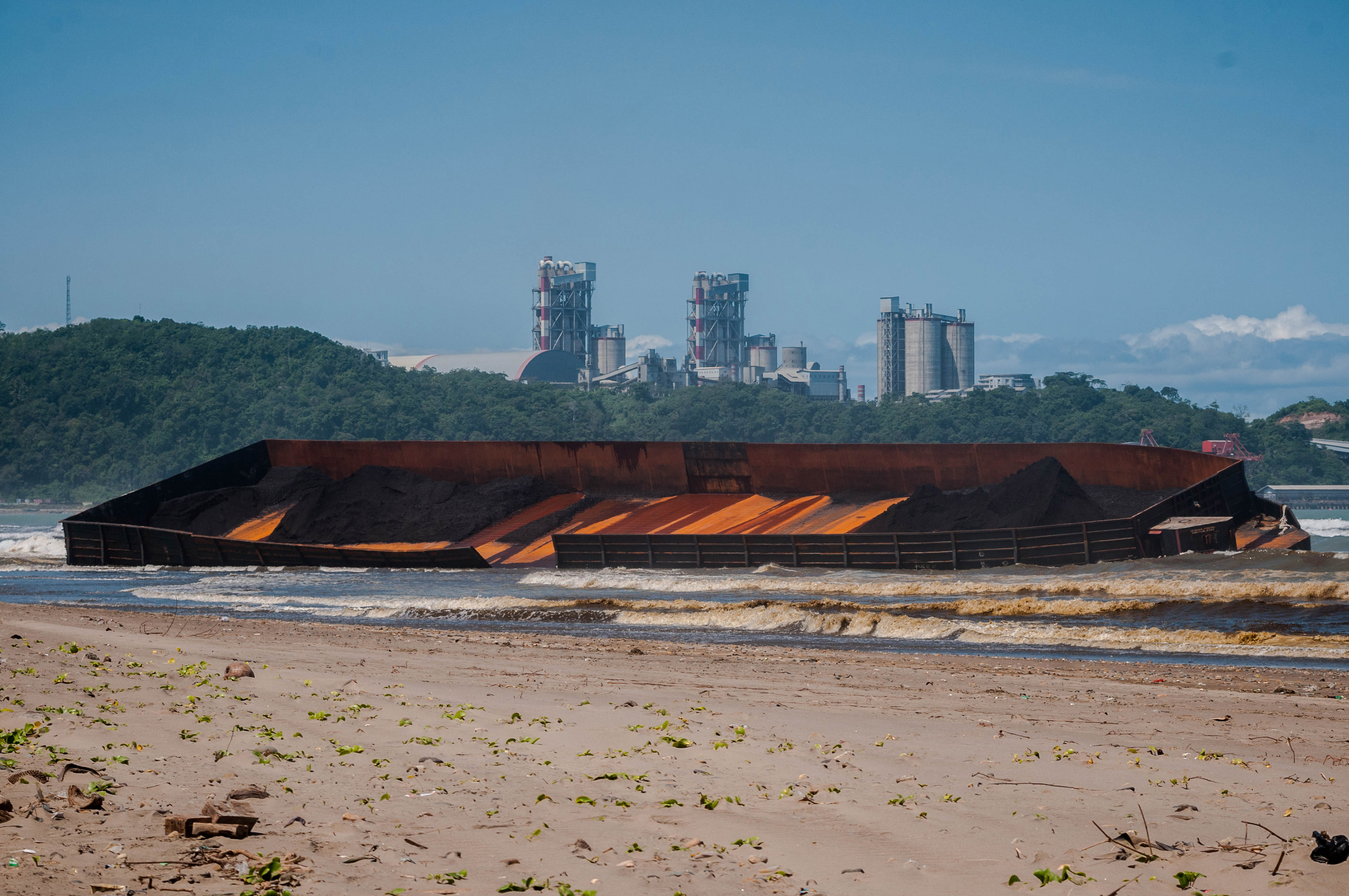 Kapal tongkang yang terdampar di pesisir Pantai Bayah, Lebak, Banten.