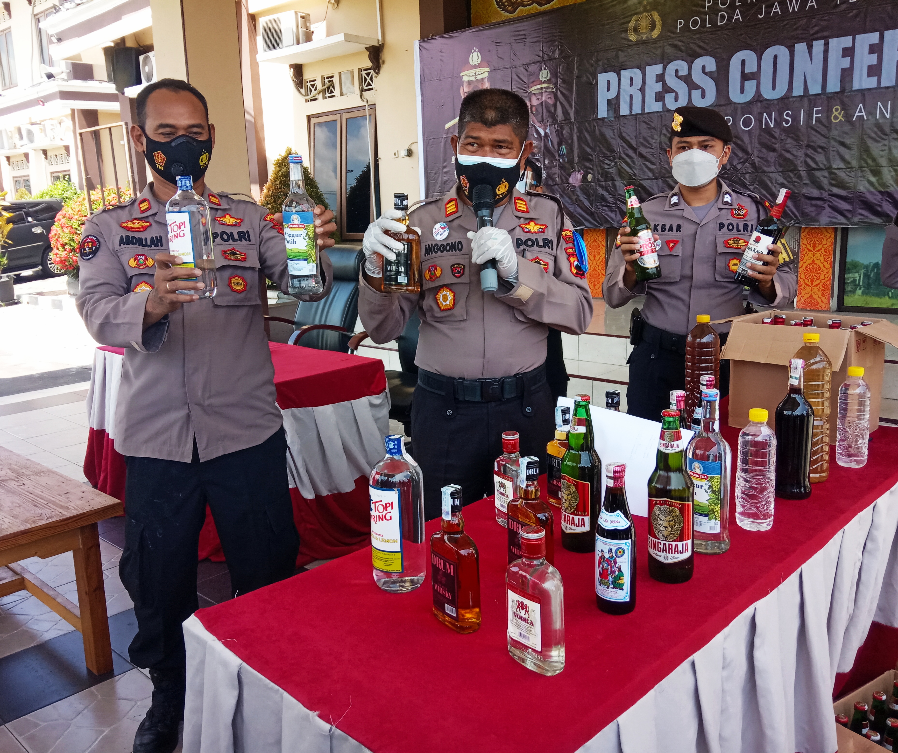 Kasat Sabhara Ajun Komisaris Sri Anggono menunjukkan miras sitaan