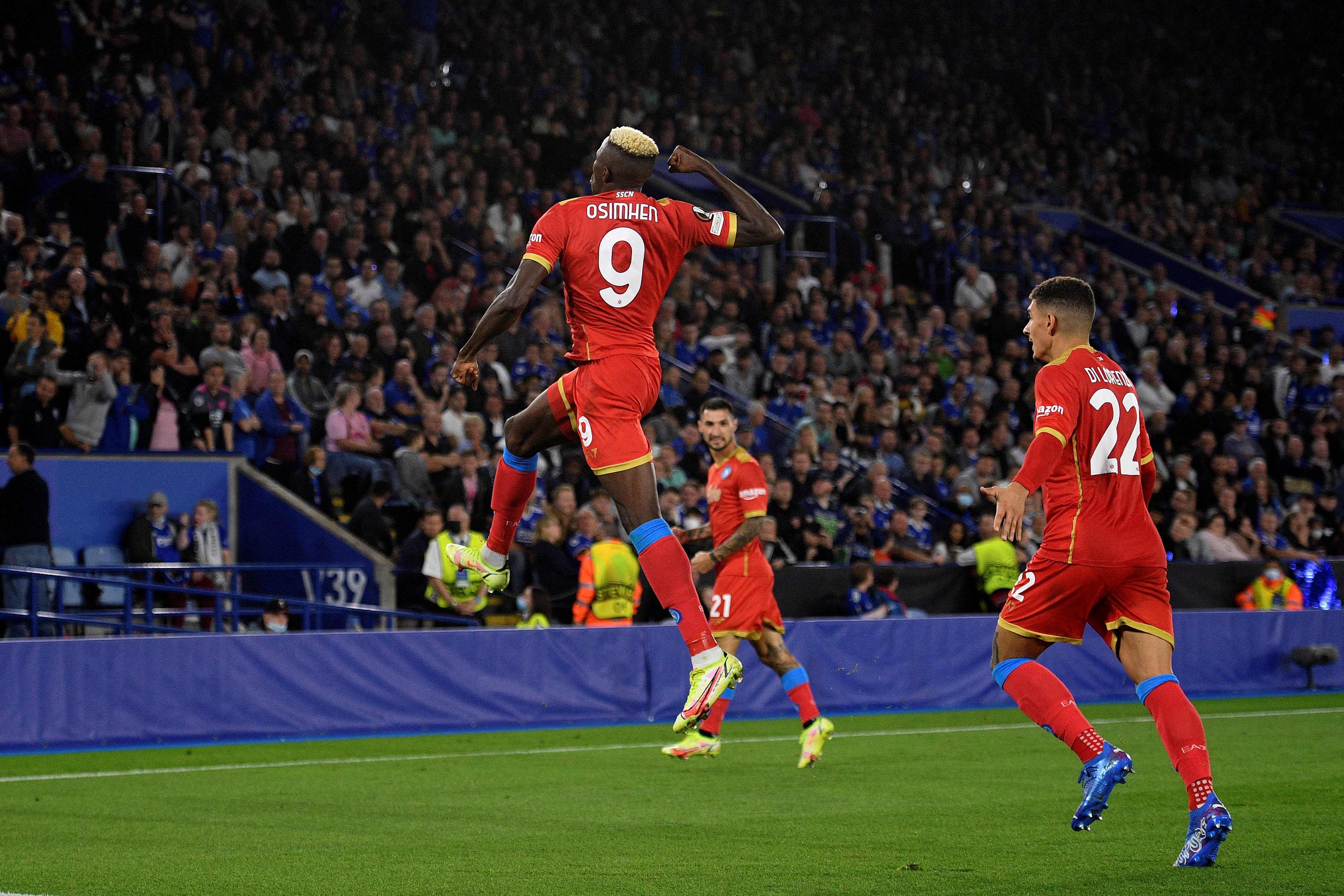 Penyerang Napoli Victor Osimhen melakukan selebrasi usai mencetak gol ke gawang Leicester City di laga Liga Europa.