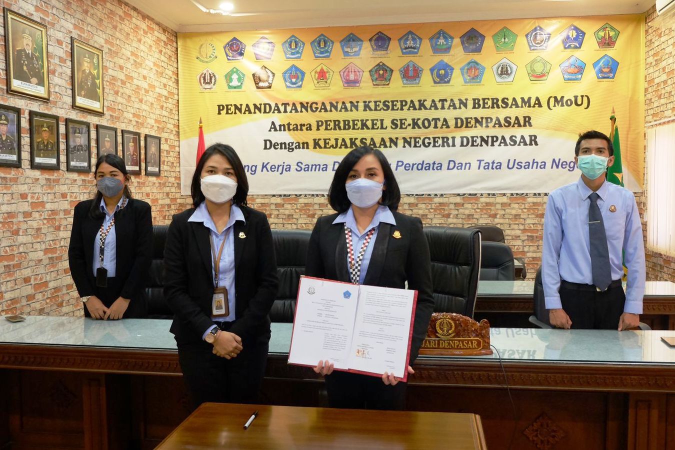 Kajari Yuliana Sagala (kedua dari kanan) didampingi Kasi Datun IGA. AA Fitria Chandrawati. 