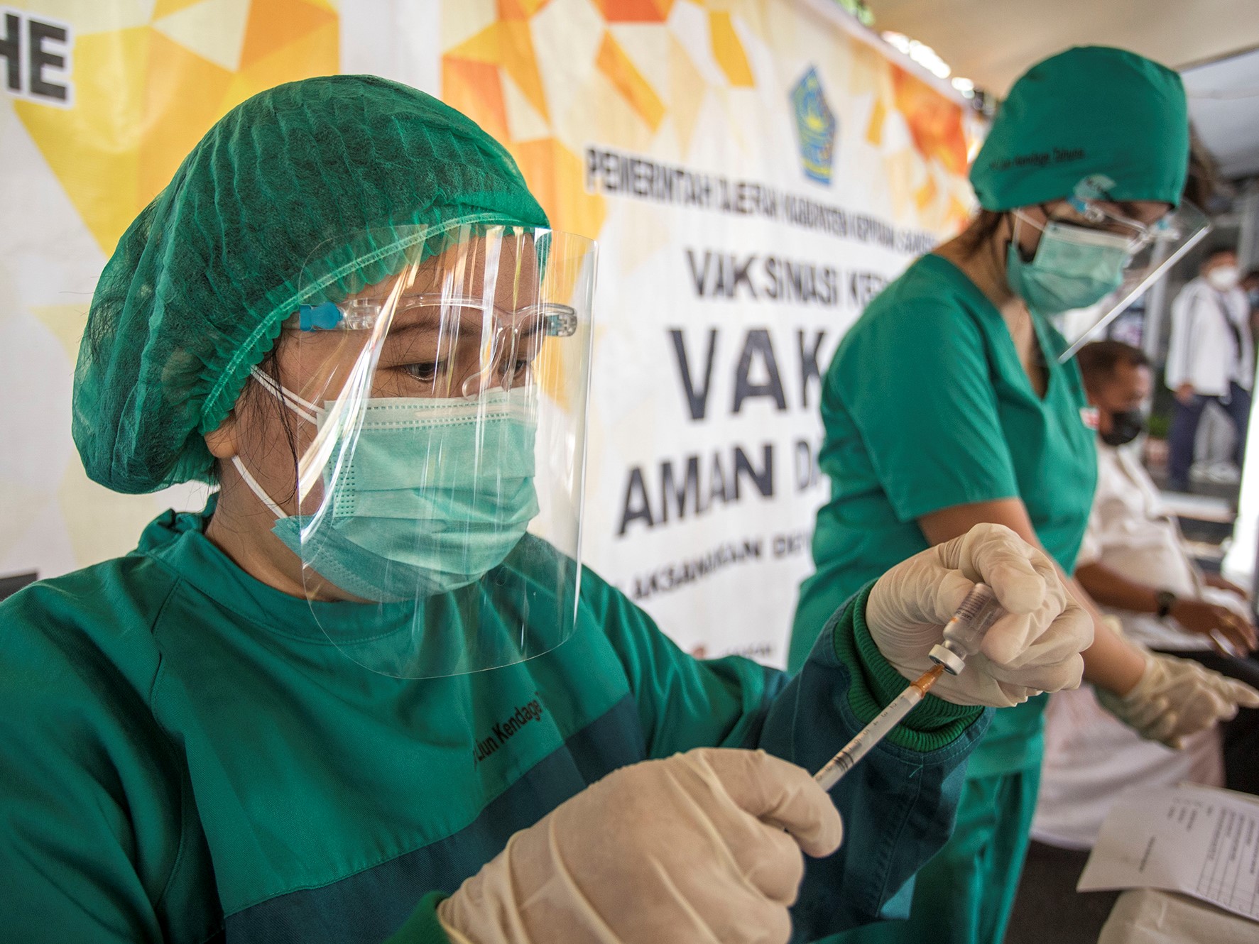 Petugas kesehatan mempersiapkan vaksin Sinovac di Rumah Sakit Liun Kendage Tahuna, Sulawesi Utara.