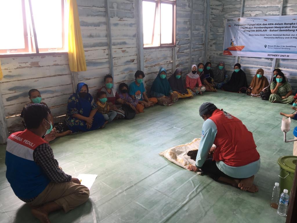 Kilang Pertamina Internasional Unit Plaju memberikan pelatihan pengelolaan sampah organic dan anorganik kepada masyarakat di Dusun IV dan Du