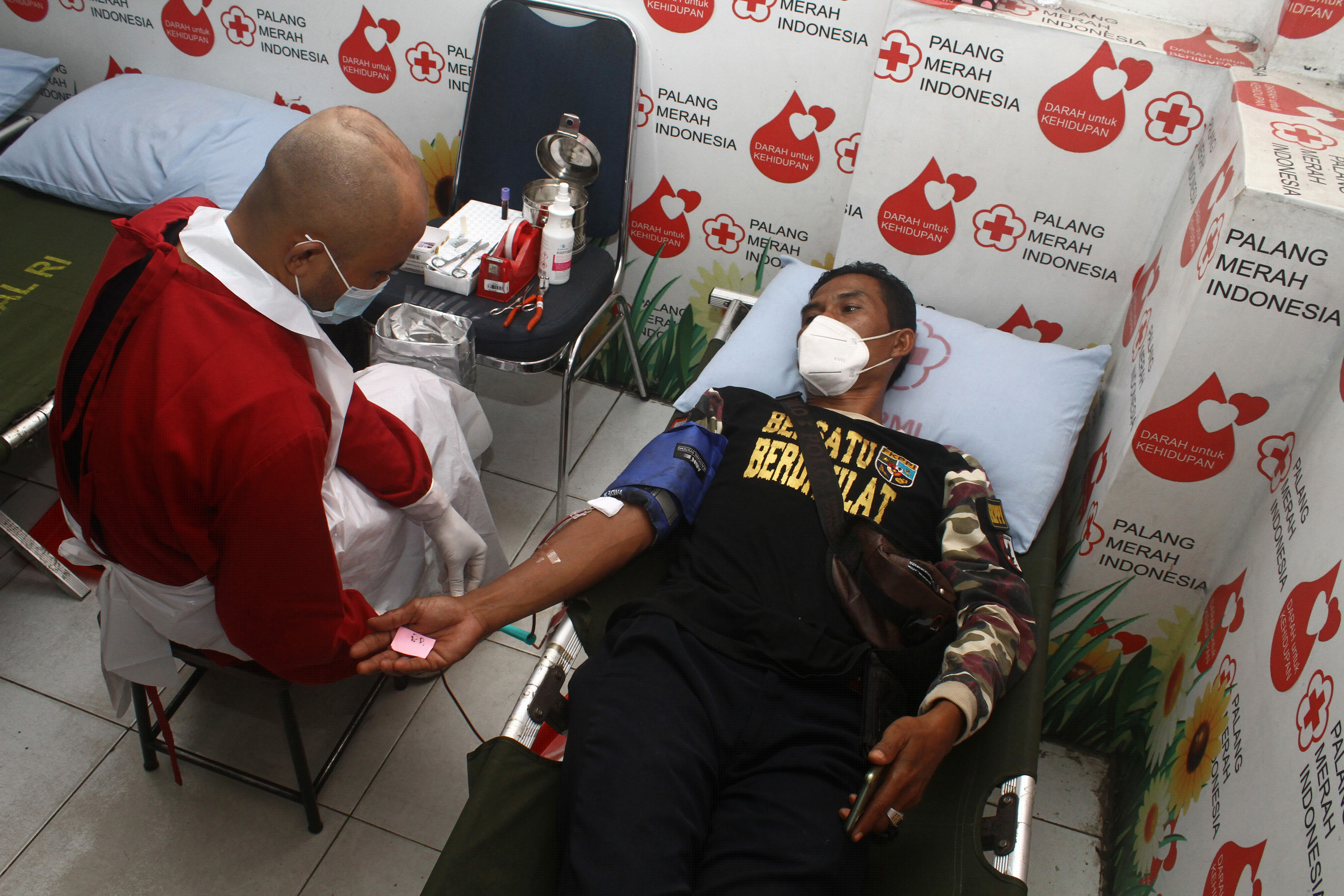 Seorang warga sedang melakukan donor darah