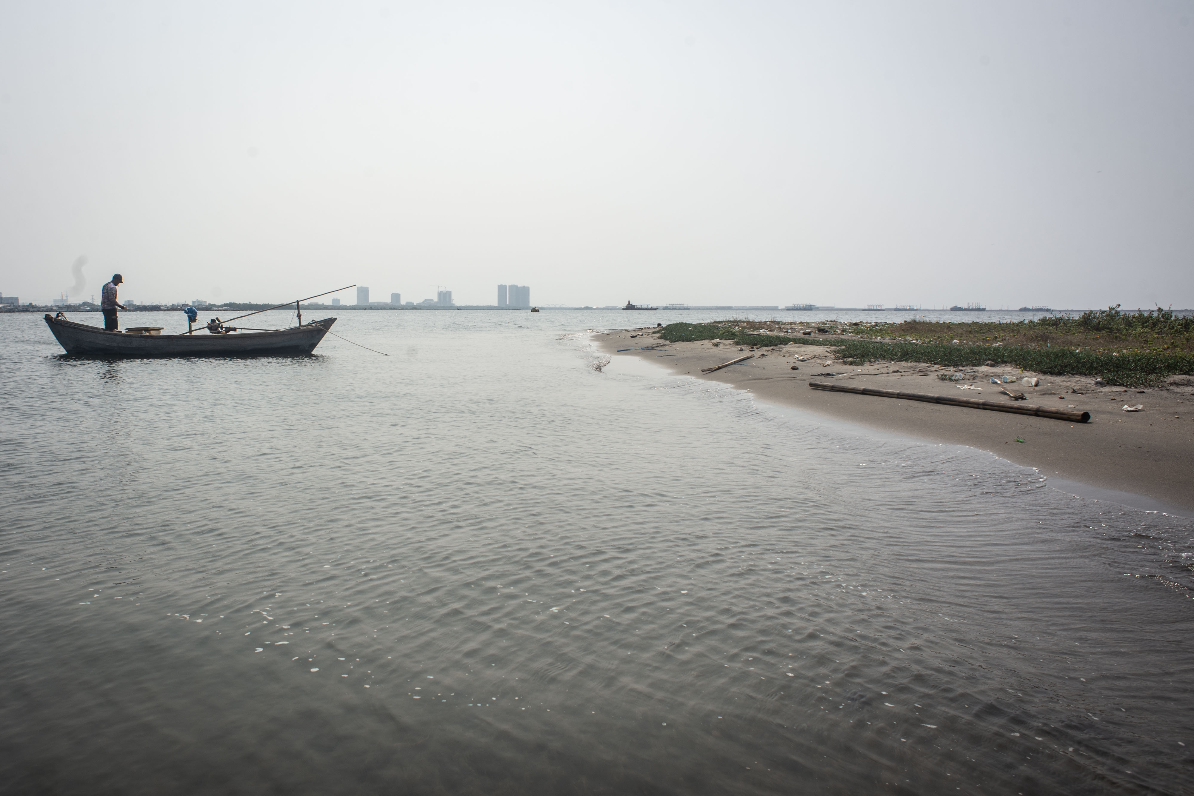 Nelayan beraktivitas di sekitar Pulau Reklamasi