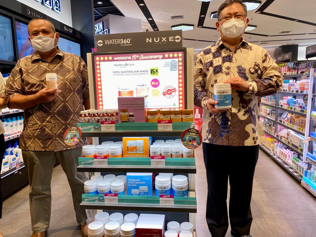 Ricky Tjahjadi, Director PT Maestro Insan Indonesia Ricky Tjahjadi (kanan) menunjukkan produk-produk Healthy Care di salah satu gerai.