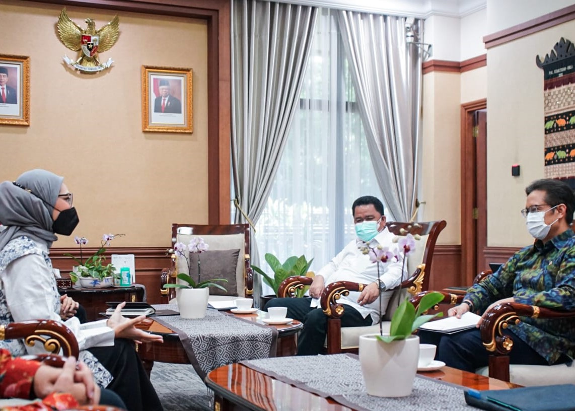 Menteri Kesehatan Budi Gunadi Sadikin menerima kunjungan kerja dari Staf Khusus Presiden, Angkie Yudistia.