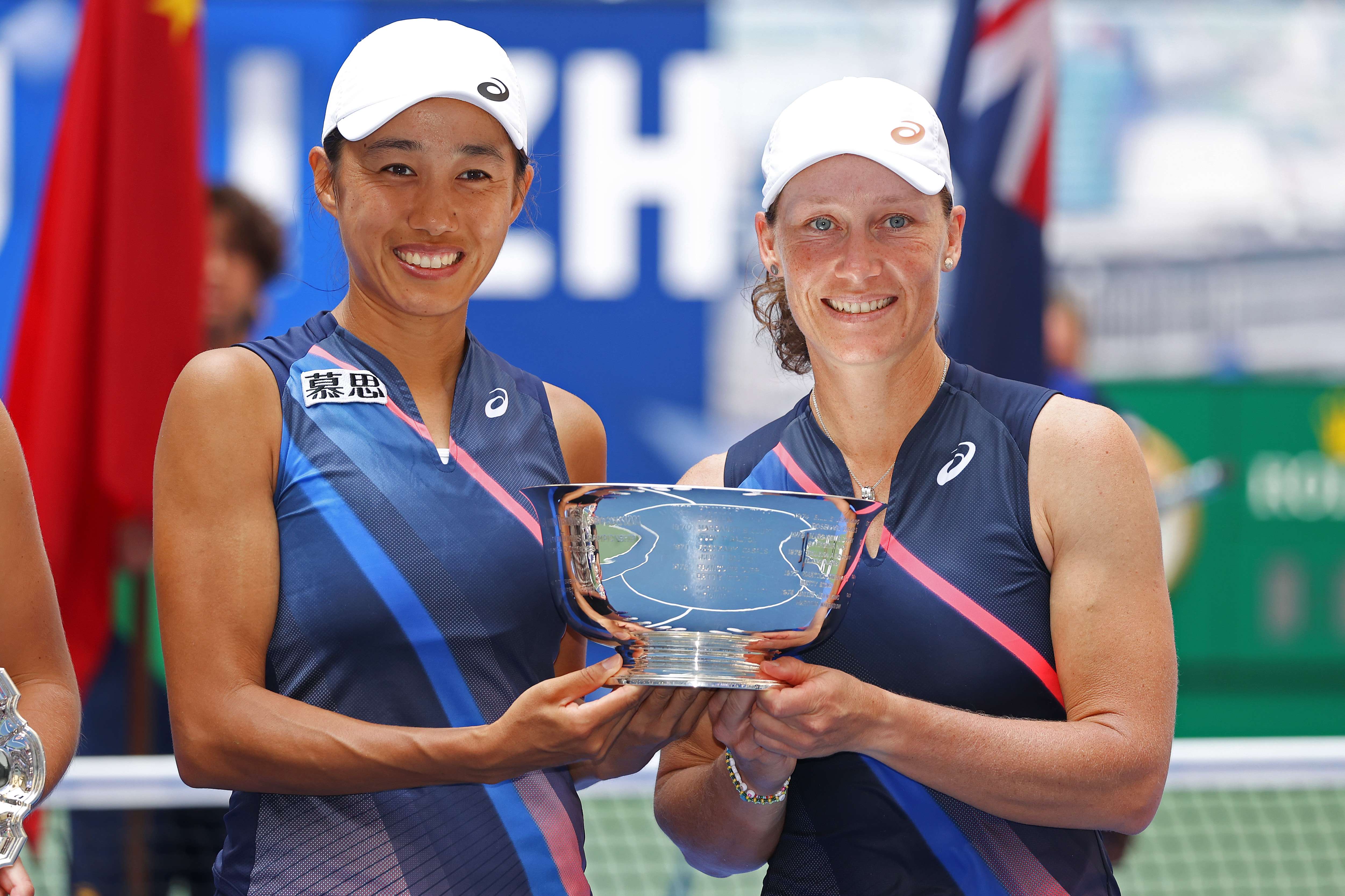 Duet Zhang Shuai dan Samantha Stosur usai menjadi juara ganda putri AS Terbuka.
