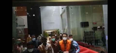 Azis Syamsuddin digiring ke mobil tahanan KPK