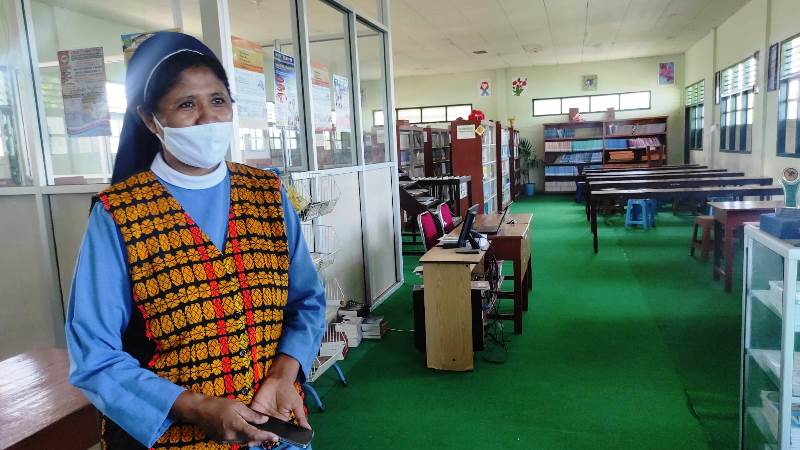 Kepala SMAKS Bhaktyarsa Maumere, Suster Marcelina di dalam perpustakaan sekolahnya, Sabtu (11/9).
