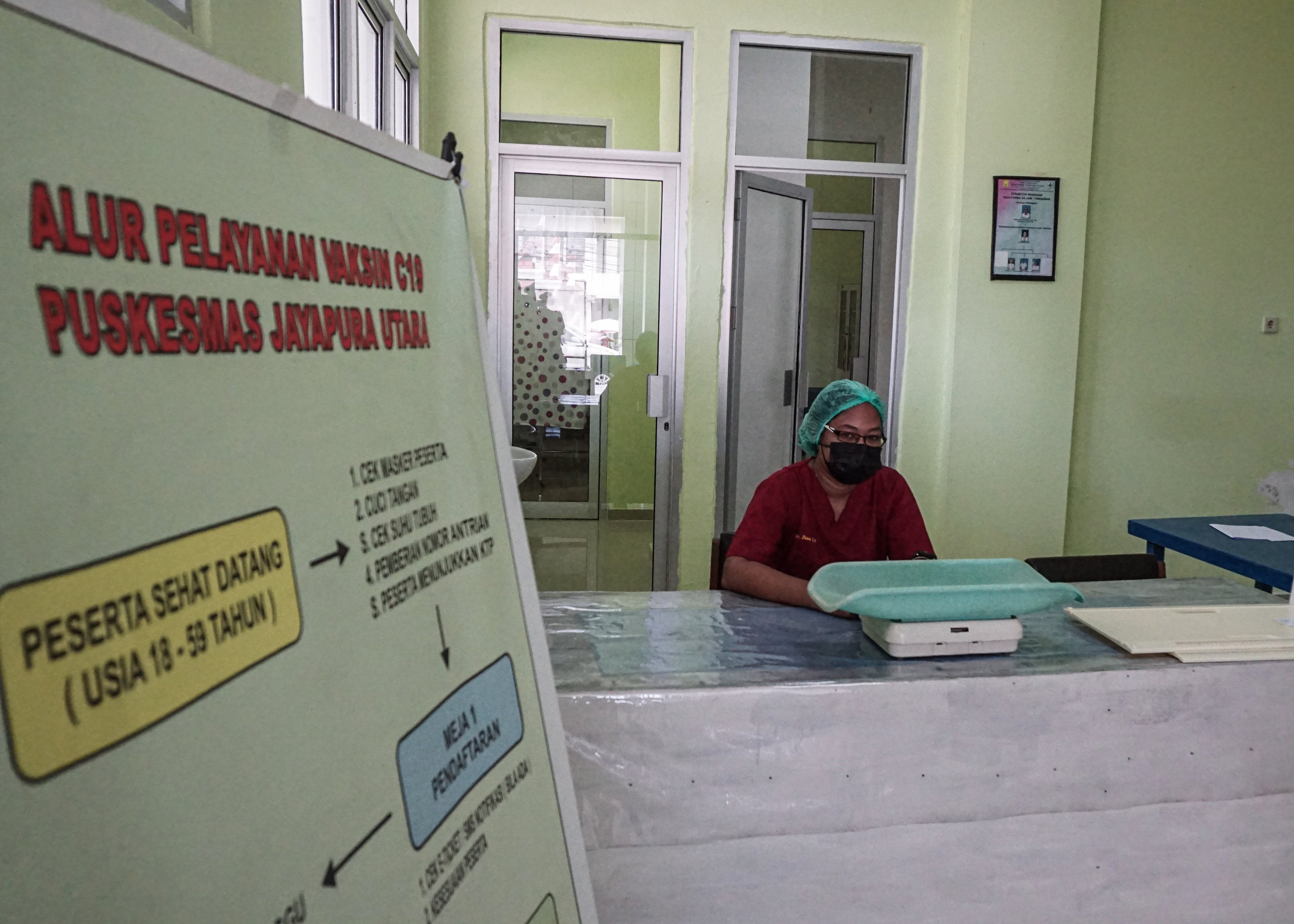  Petugas berada di ruang Instalasi Gawat Darurat (IGD) Puskesmas Jayapura Utara , Papua, Kamis (2/9/2021). 