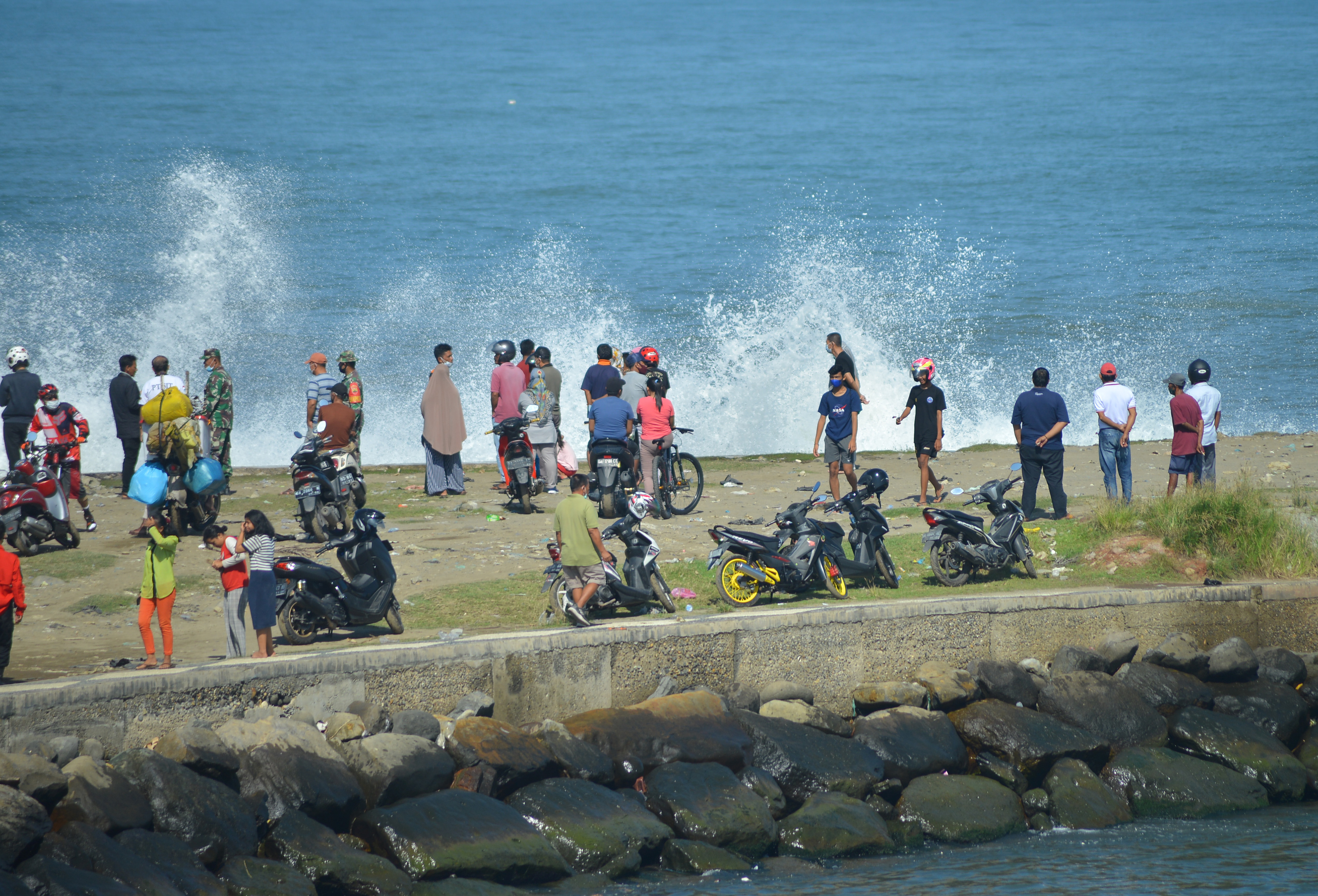  Warga melihat ombak menerjang batu grip di Pantai Purus, Padang, Sumatera Barat, Sabtu (11/9/2021)