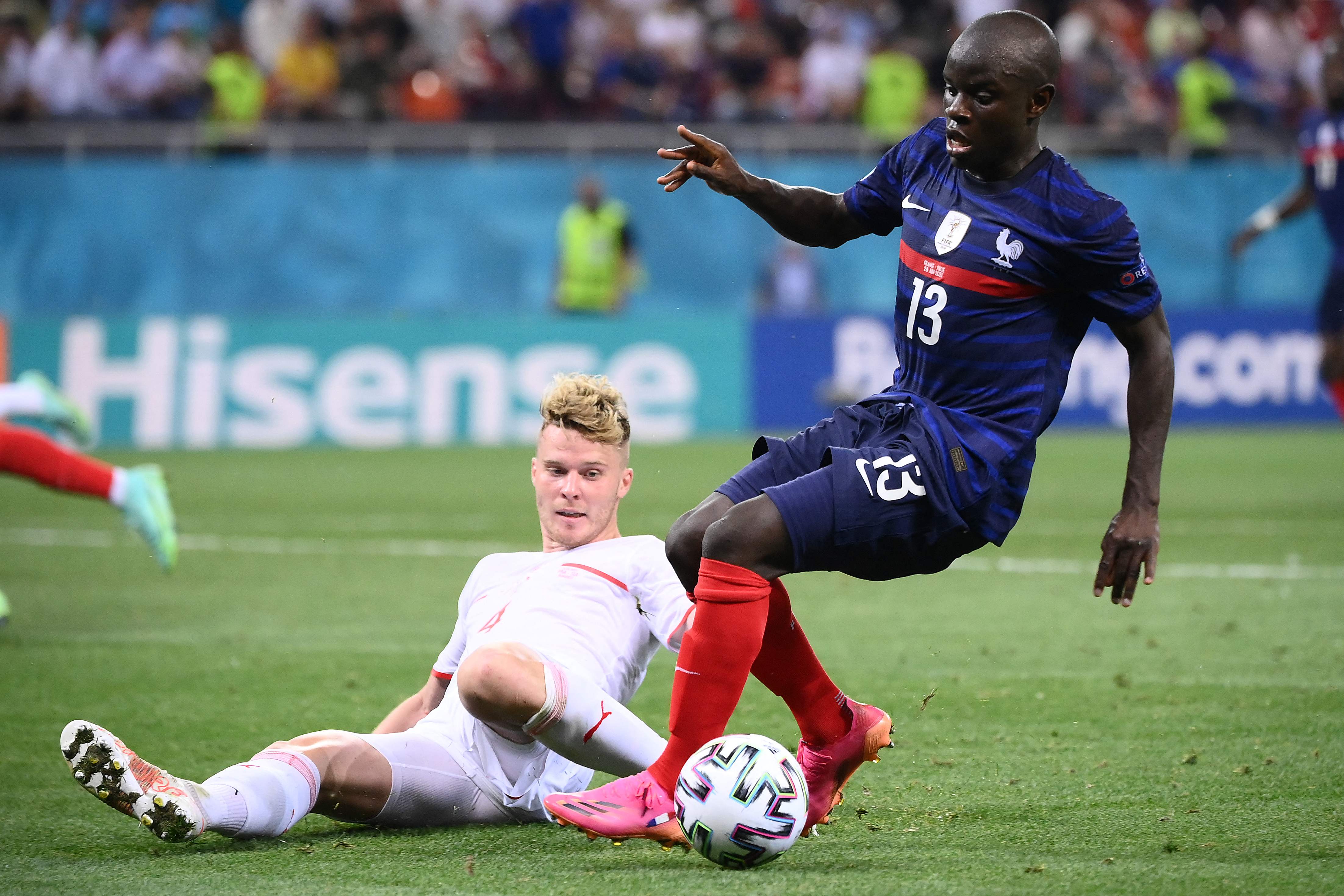 Gelandang timnas Prancis N'Golo Kante (kanan)