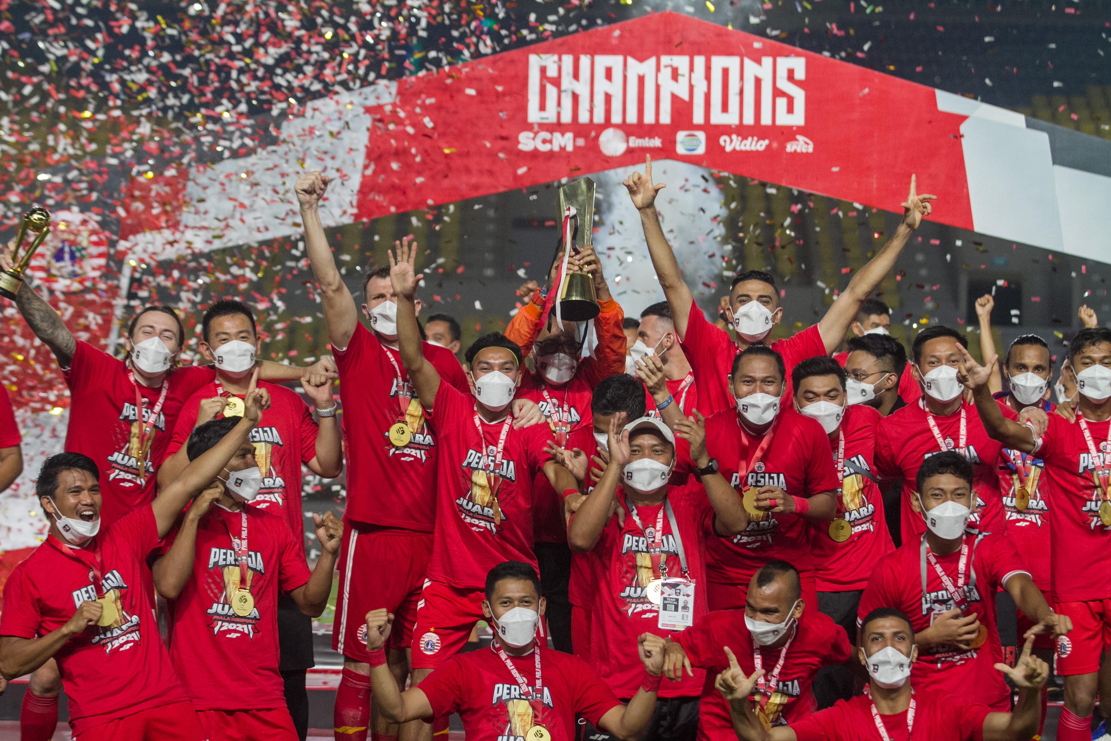 Pemain Persija mengangkat trofi Piala Menpora usai mengalahkan Persib Bandung.