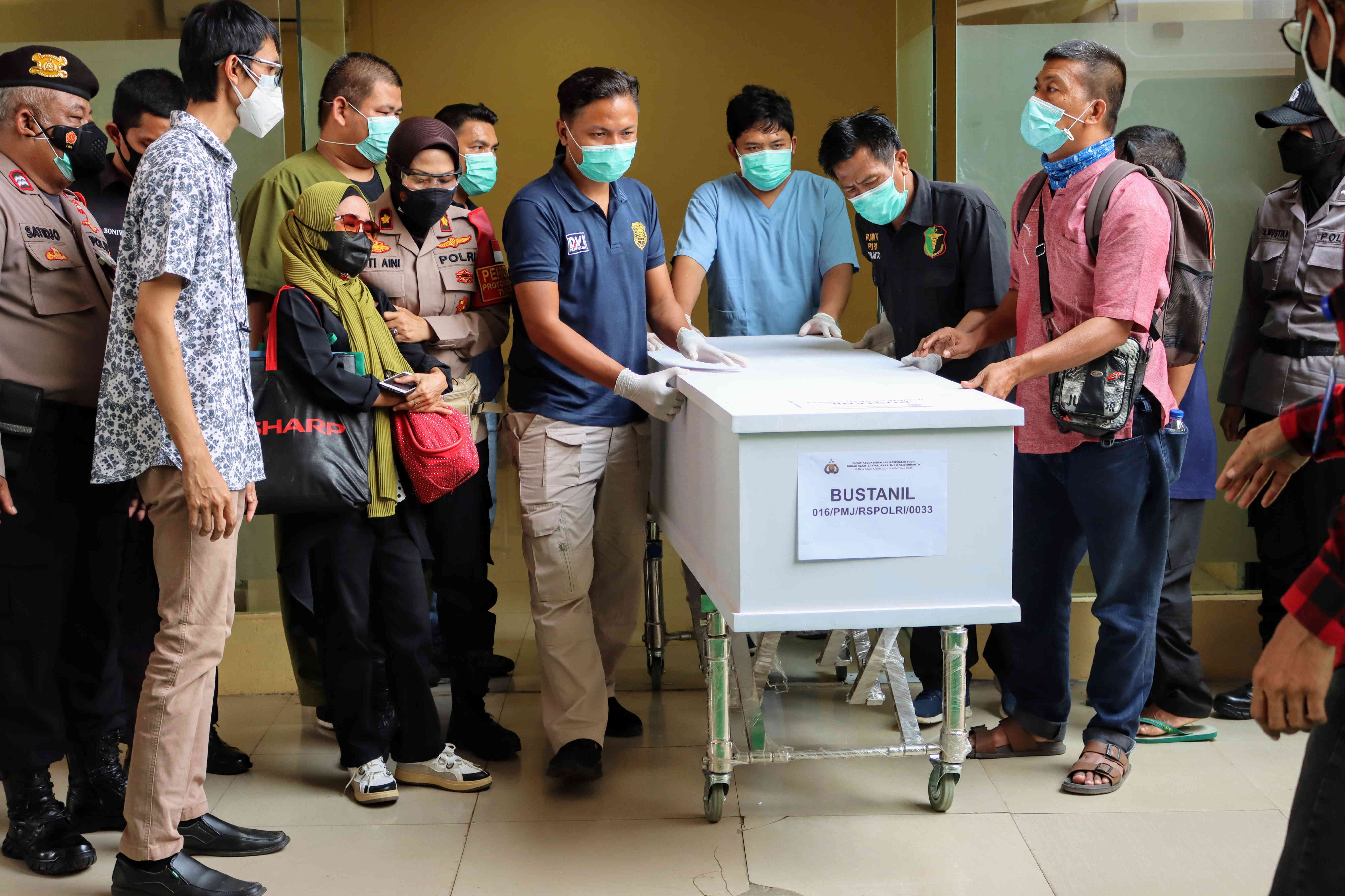 Peti berisi jenazah korban kebakaran lapas kelas 1 Tangerang untuk diserahkan kepada keluarga di RS Polri, Kramat Jati, Sabtu (11/9). 