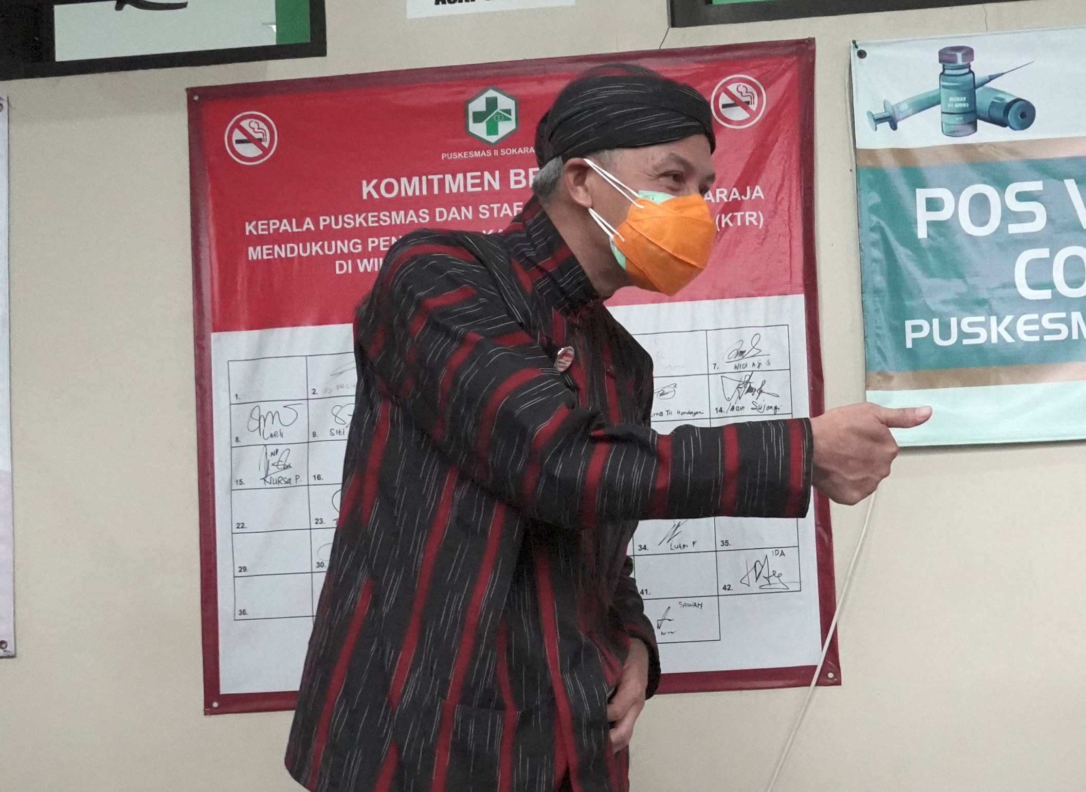 Gubernur Jawa Tengah Ganjar Pranowo saat berdialog dengan warga. 