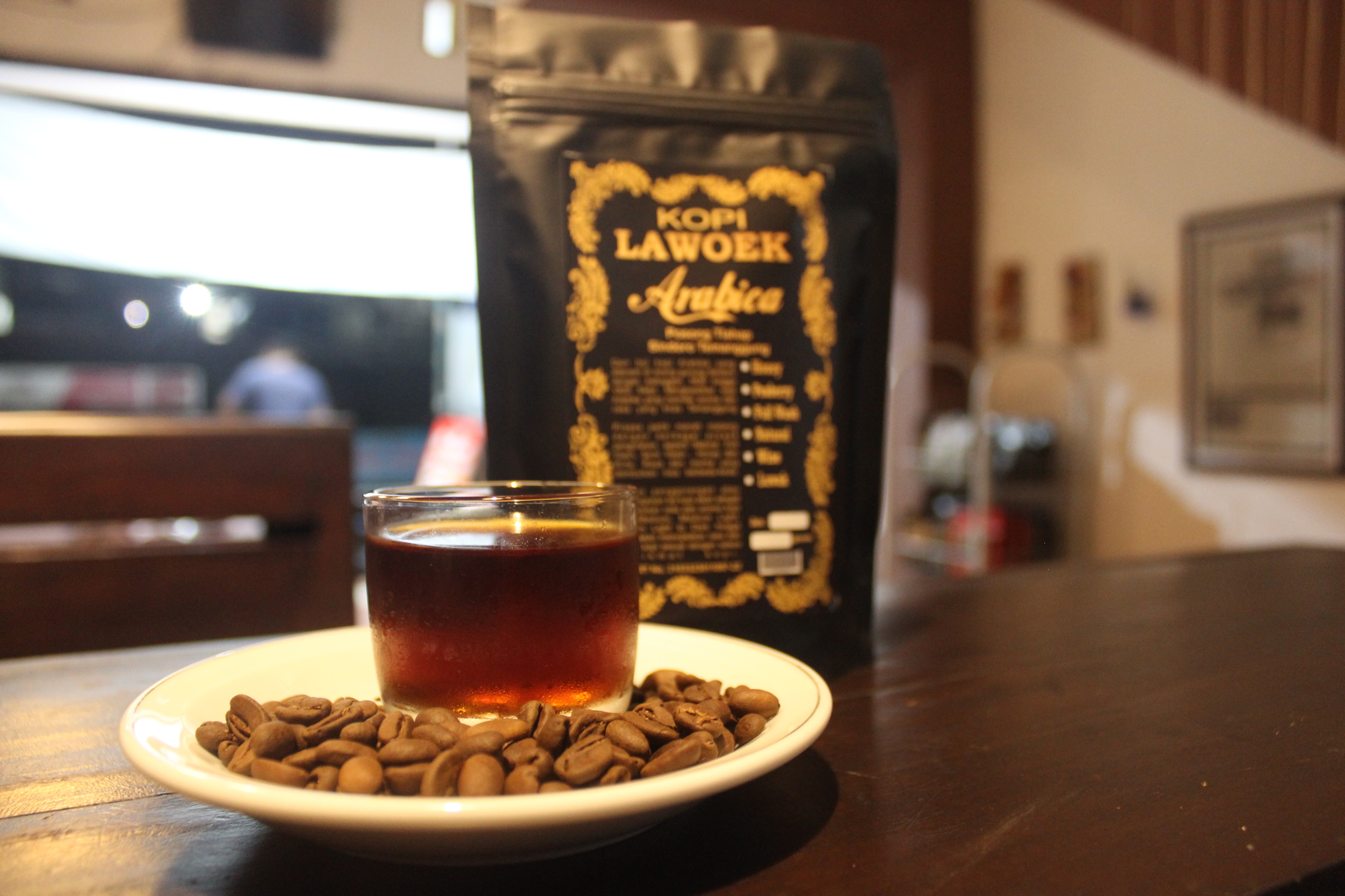 Minum secangkir kopi dapat menjaga stamina tubuh.