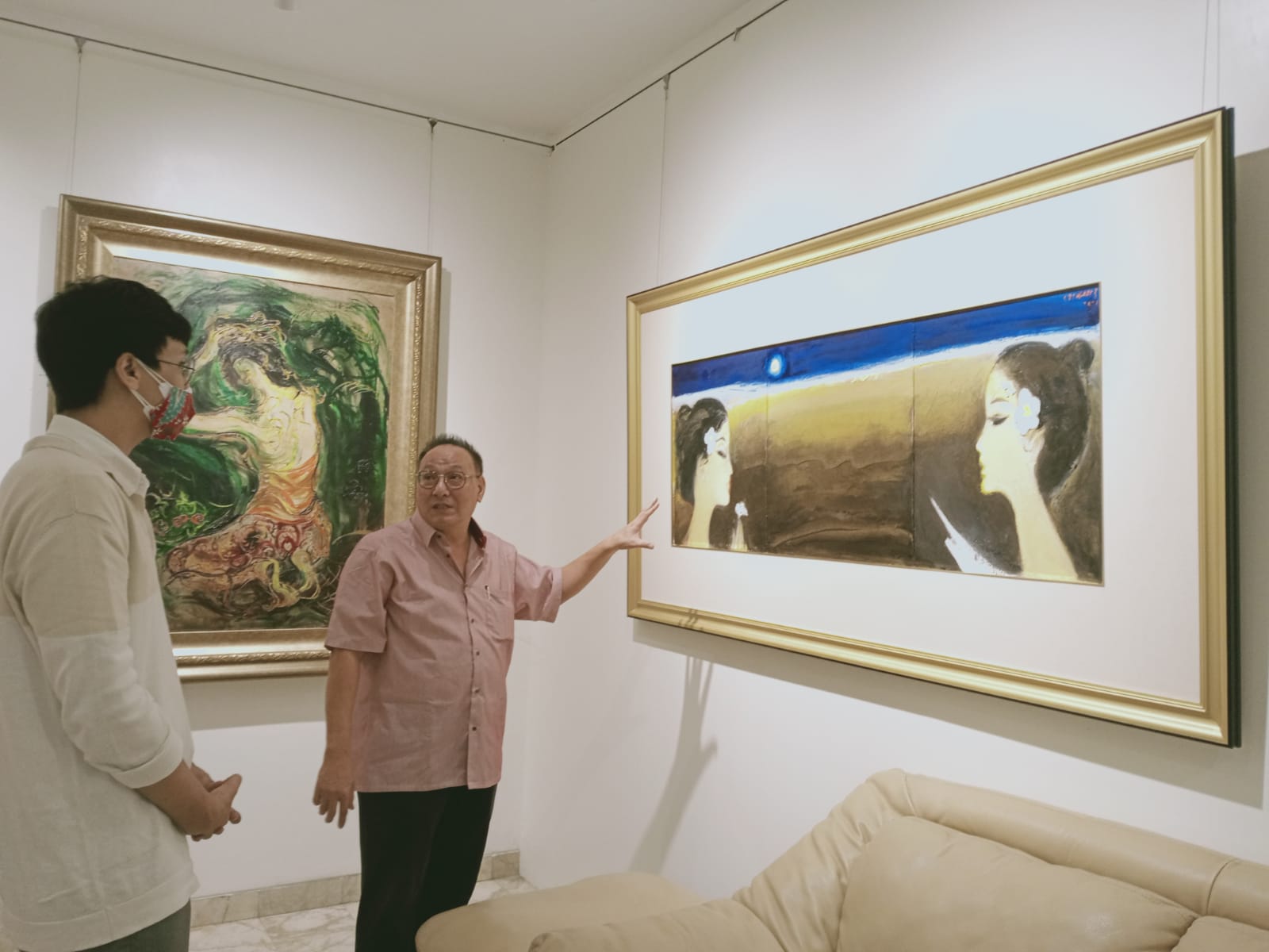 Specialis 33 Auction Jakarta, Karyadi, menunjukkan karya seni yang bisa dilihat saat private dan public viewing di Hotel Shangri-La.