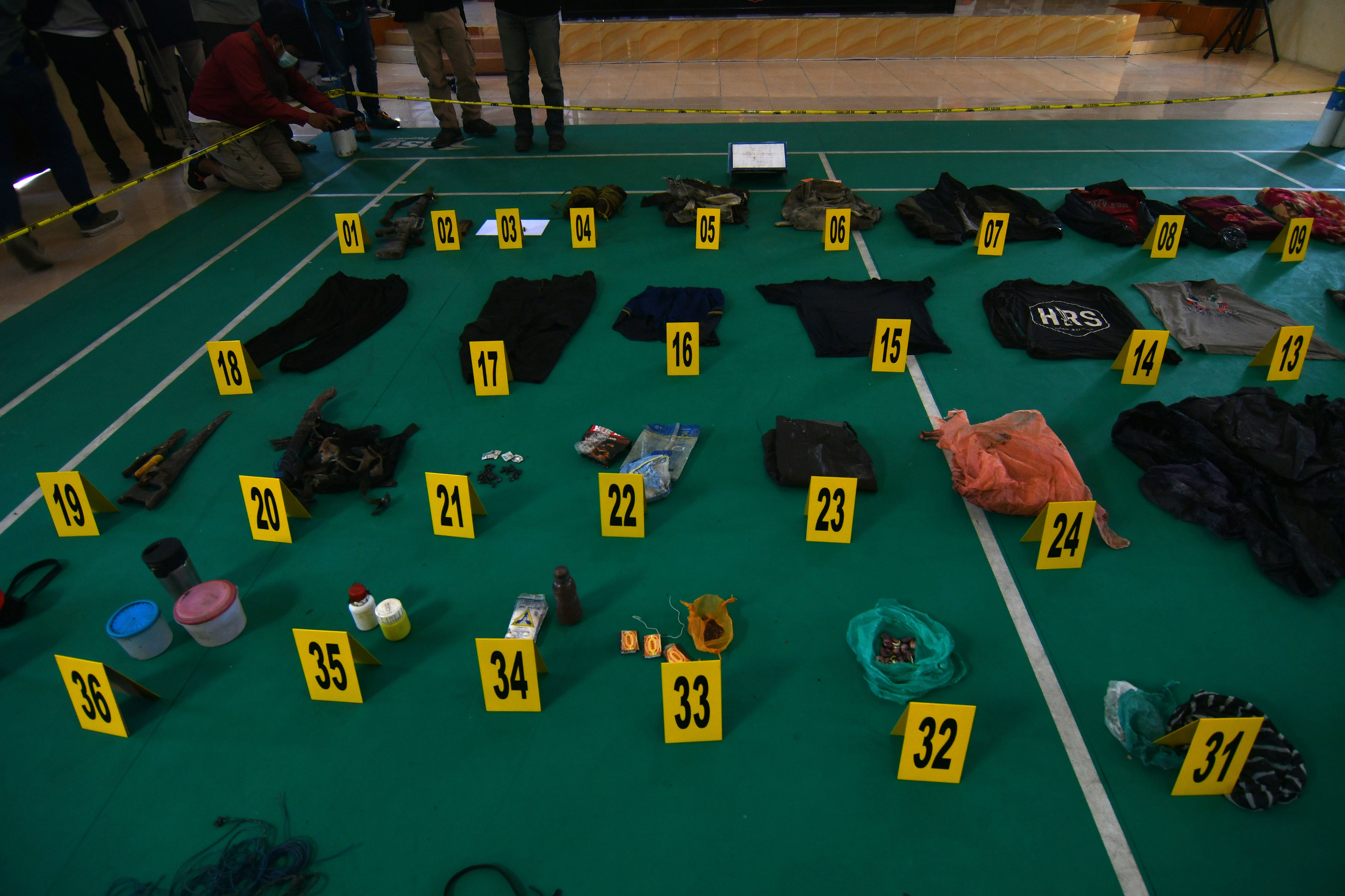 Polisi menggelar barang bukti dari hasil kontak tembak yang menewaskan pimpinan MIT Ali Kalora di Sulteng