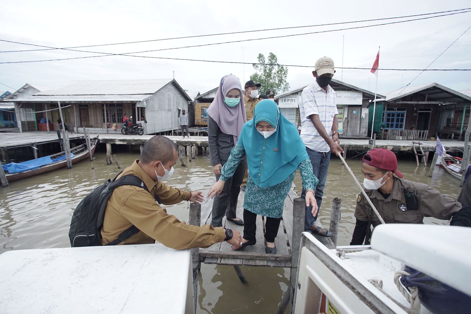 Ketua TP PKK Kabupaten Indragiri Hilir Zulaikha Wardan mengunjungi warga terkait kegiatan mengatasi stunting.