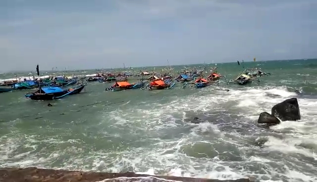  GELOMBANG TINGGI: Nelayan di Dermaga Jayanti, Cianjur, Jawa Barat, menambatkan perahu mereka karena gelombang tinggi. (MI/BENNY BASTIANDY)
