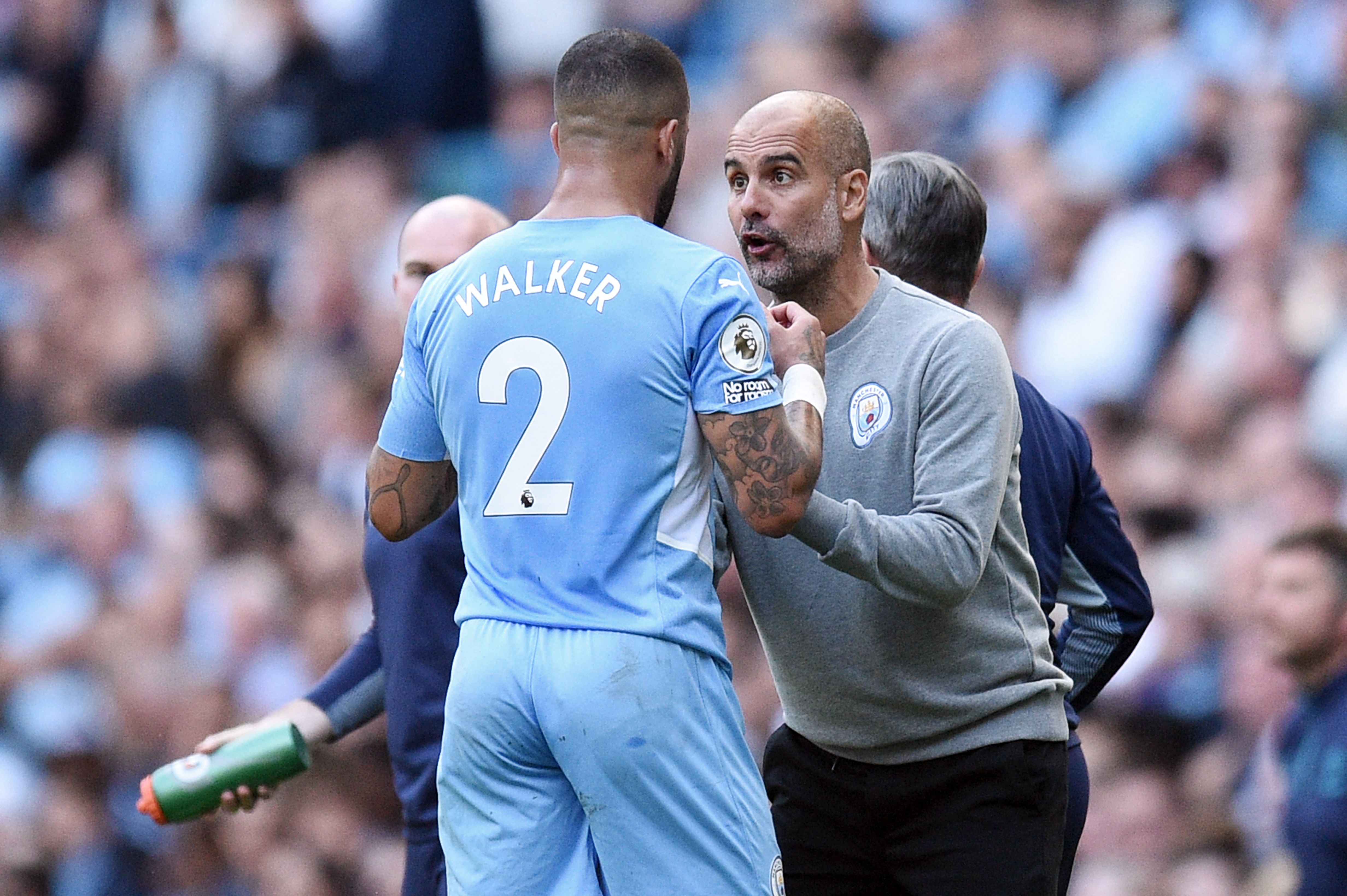 Manejer Manchester City, Pep Guardiola saat memberi intruksi kepada pemainnya Kyle Walker.