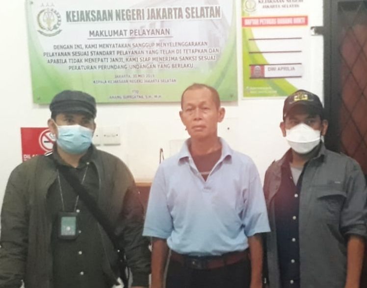 Tim Intelijen Kejaksaan menangkap terpidana Maman Suherman (tengah) buronan Kejati Kalbar dalam tindak pidana Kehutanan di Jakarta Selatan.