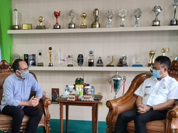 Wali Kota Pontianak membuat sejumlah program unggulan, seperti pembangunan infrastruktur, pelayanan publik, dan pengembangan UMKM.