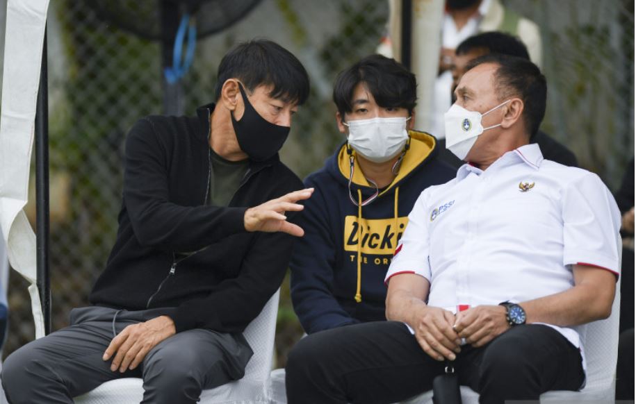 Ketua Umum PSSI Mochamad Iriawan (kanan) berbincang dengan pelatih timnas Indonesia Shin Tae-yong (kiri).