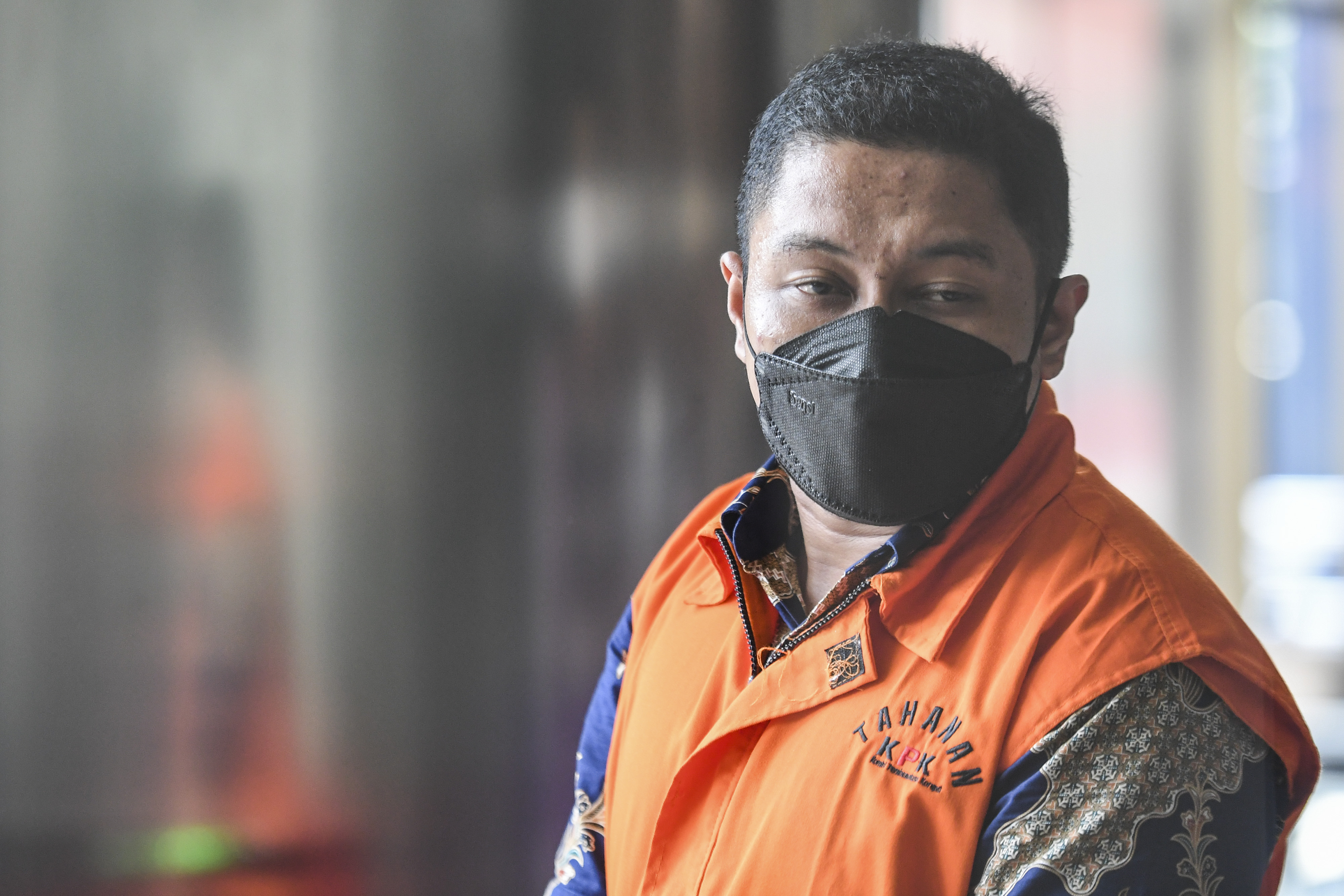 Mantan penyidik KPK Stepanus Robin Pattuju saat menuju mobil tahanan seusai pemeriksaan.