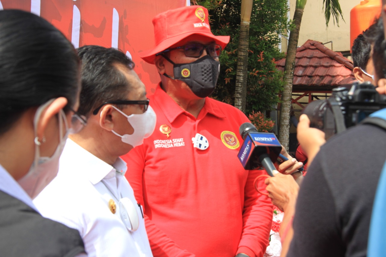 Kabinda Maluku Brigjen Jimmy Aritonang (ketiga dari kiri) saat diwawancarai wartawan. 