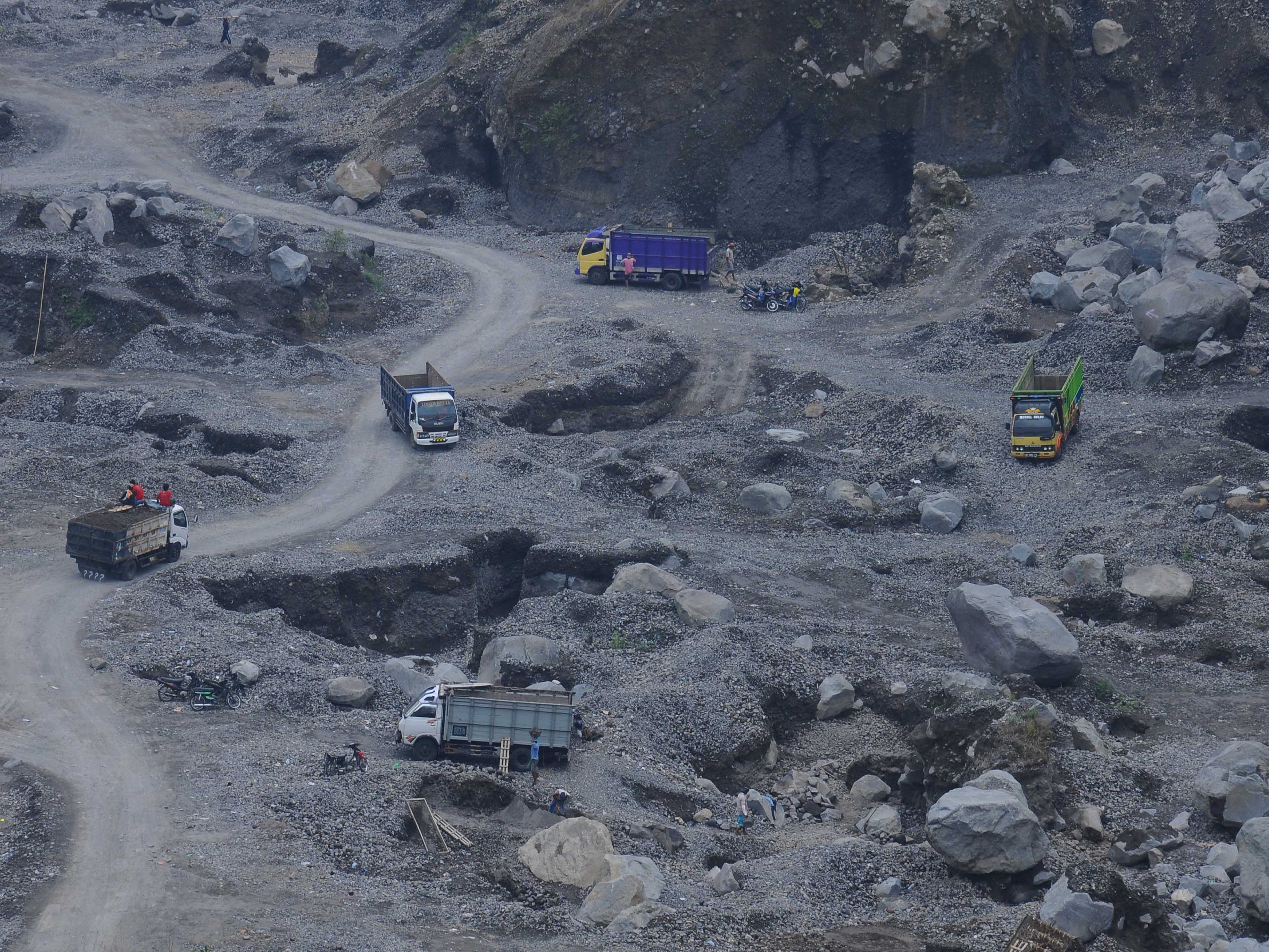 Sejumlah truk penambang pasir beraktivitas di area pertambangan pasir Sungai Woro, Balerante, Klaten, Jawa Tengah.