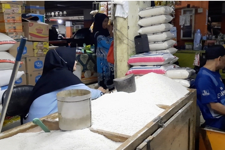 Pedagang beras di lantai basemen Pasar Cipanas di Kecamatan Cipanas, Kabupaten Cianjur, Jawa Barat, Kamis (2/9).