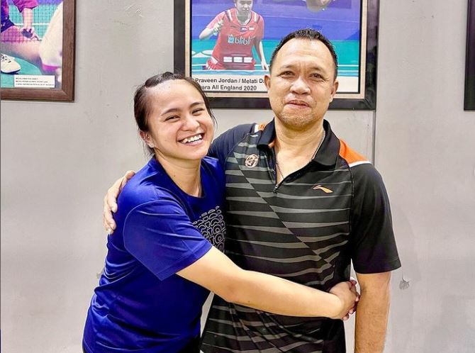 Atlet bulu tangkis ganda campuran Melati Daeva Oktavianti (kiri) dan pelatih Richard Mainaky.