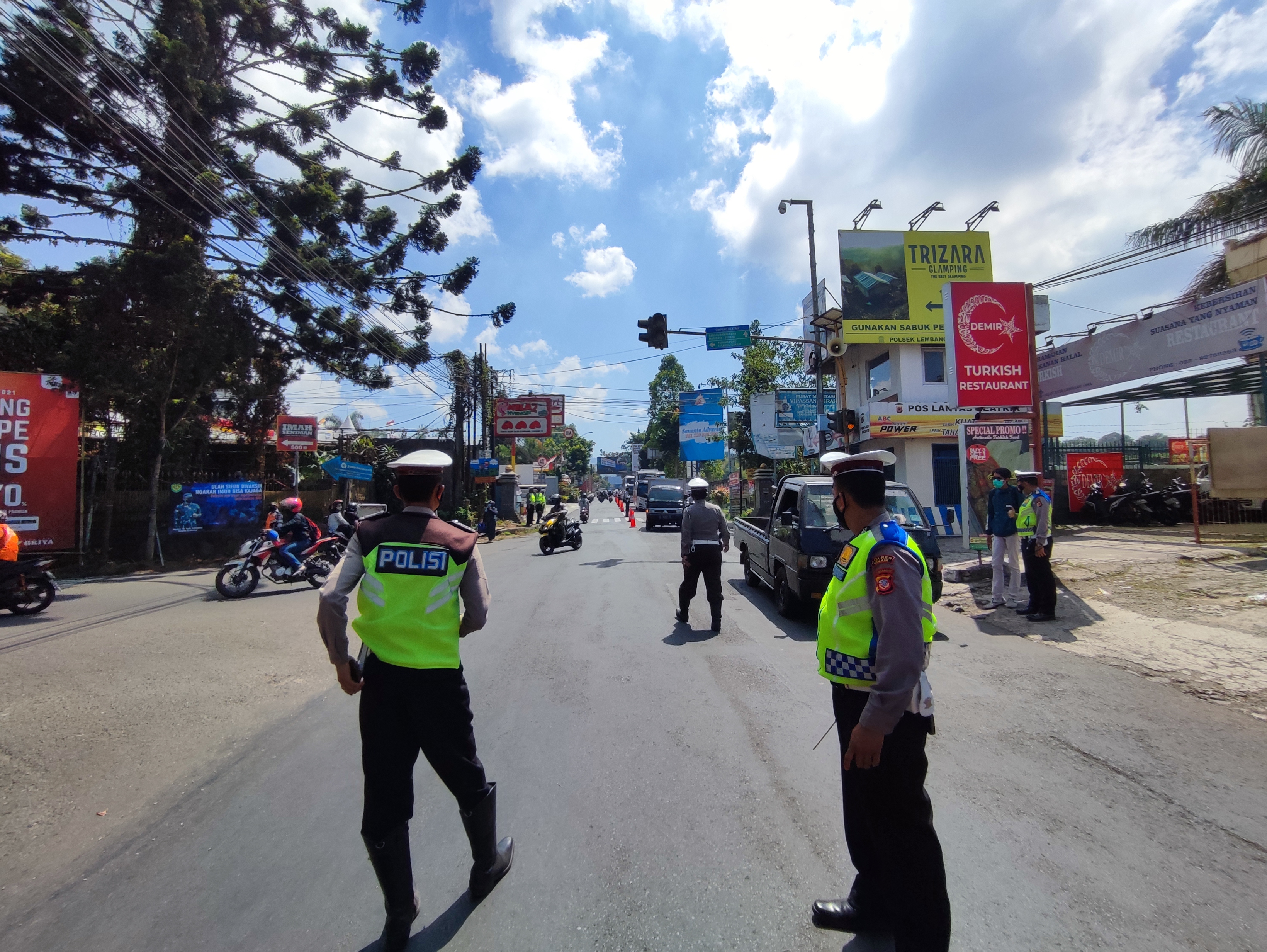 Pemberlakuan ganjil genap kendaraan di Lembang, Kabupaten Bandung Barat.