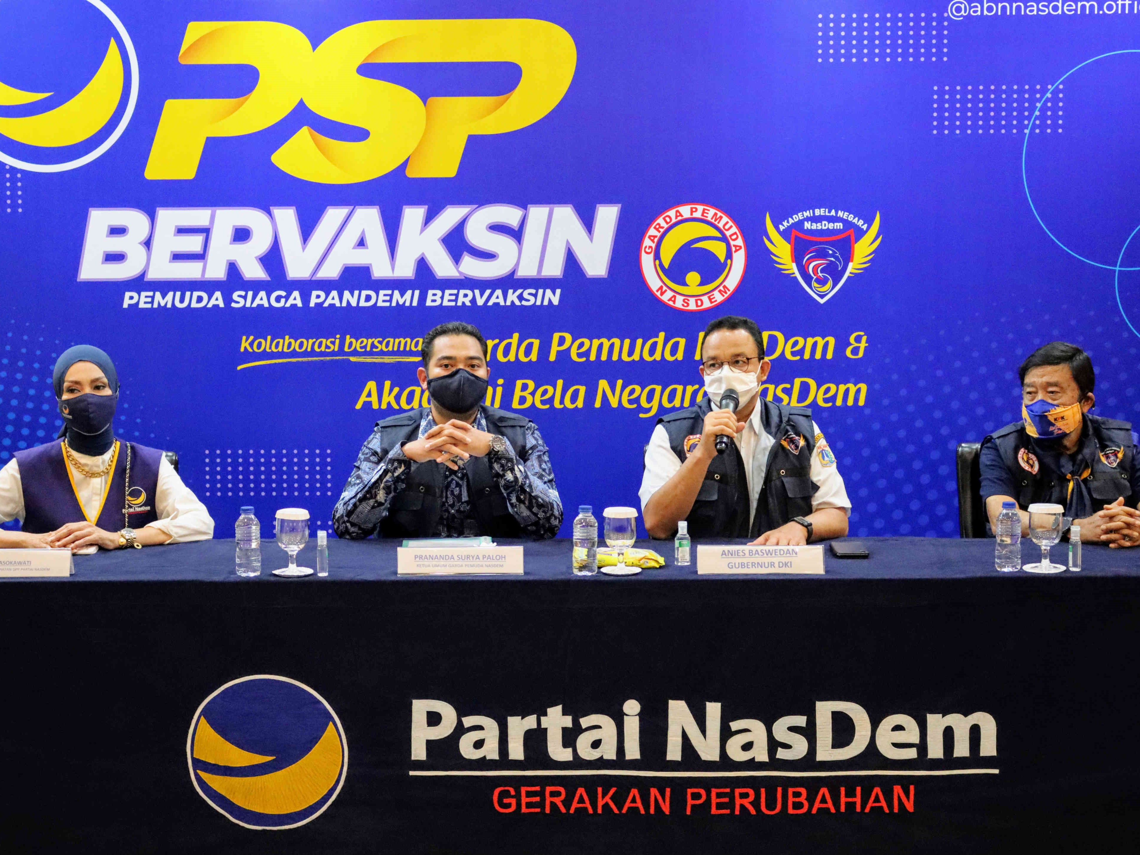 Gubernur DKI Jakarta Anies Baswedan (kedua kanan) didampingi Ketum GP NasDem Prananda Surya Paloh (kedua kiri) meninjau PSP Bervaksin.