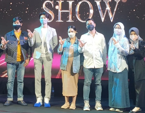 Raffi Ahmad (tiga kanan) dan istri, Nagita Slavina (tiga kiri) saat hadir pada acara 'MCI Spectacular Show 2021' akhir pekan lalu.