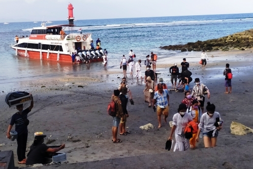 Penumpang penyeberangan dari Nusa Penida.