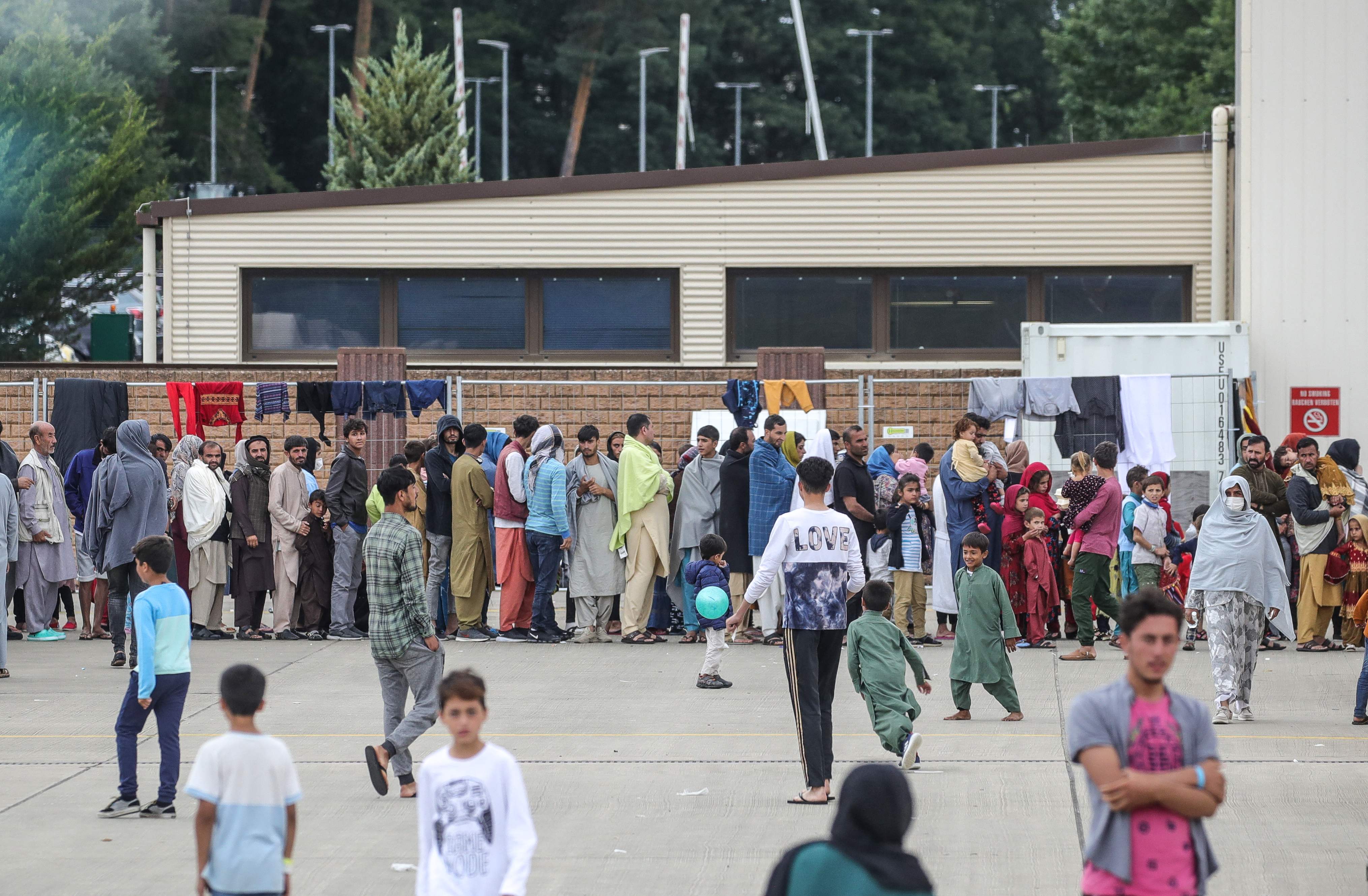 Pengungsi Afghanistan terlihat di pangkalan militer AS di Jerman.