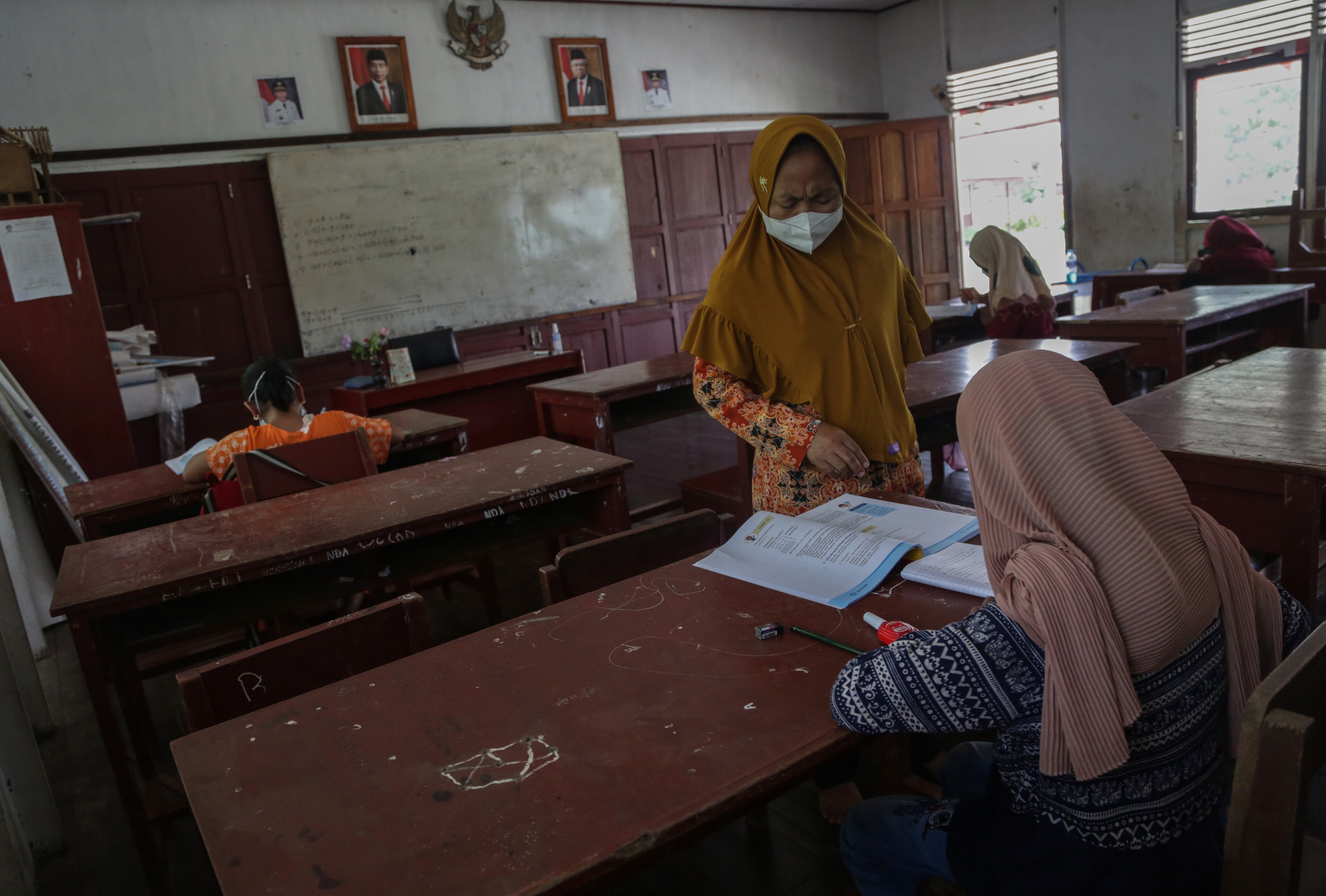Siswa mengikuti kegiatan tatap muka di SDN Talio Muara 1, Desa Talio Muara, Kabupaten Pulang Pisau, Kalimantan Tengah, Sabtu (18/9/2021)