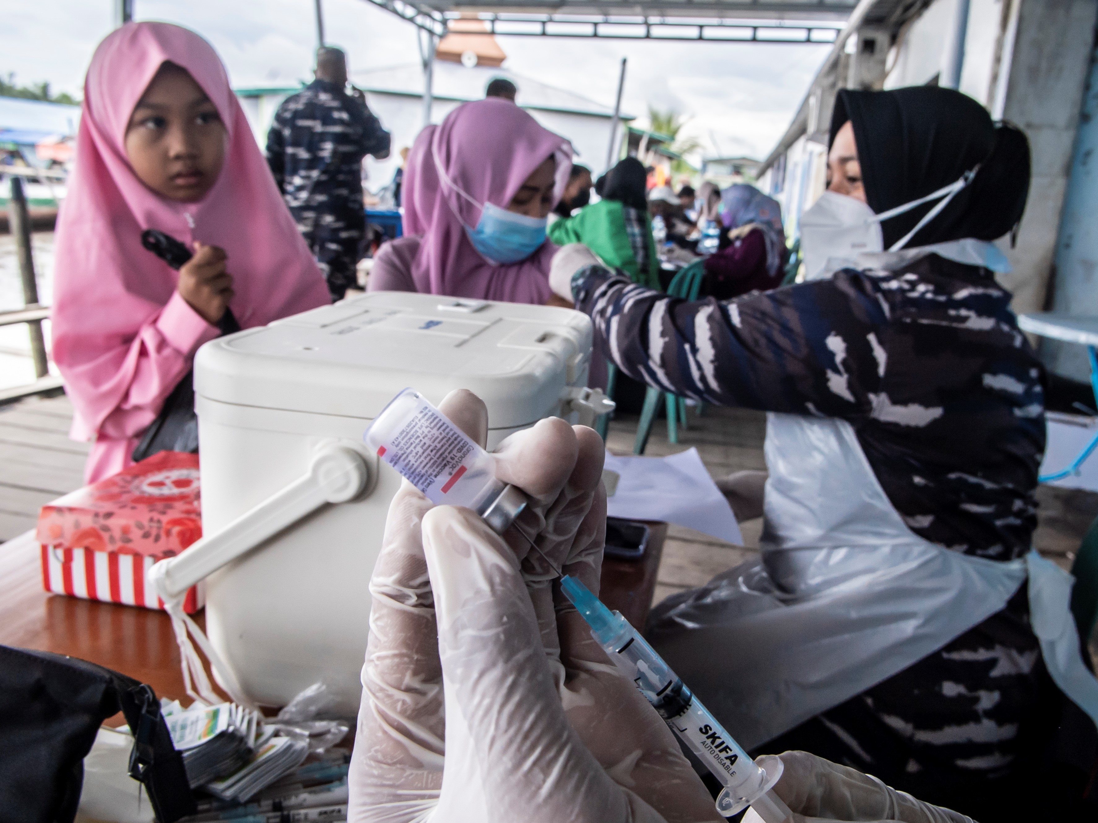  Petugas Diskes Lantamal XIII menyuntikkan vaksin Sinovac kepada warga dalam serbuan vaksinasi di Desa Juwata Laut, Kalimantan Utara.