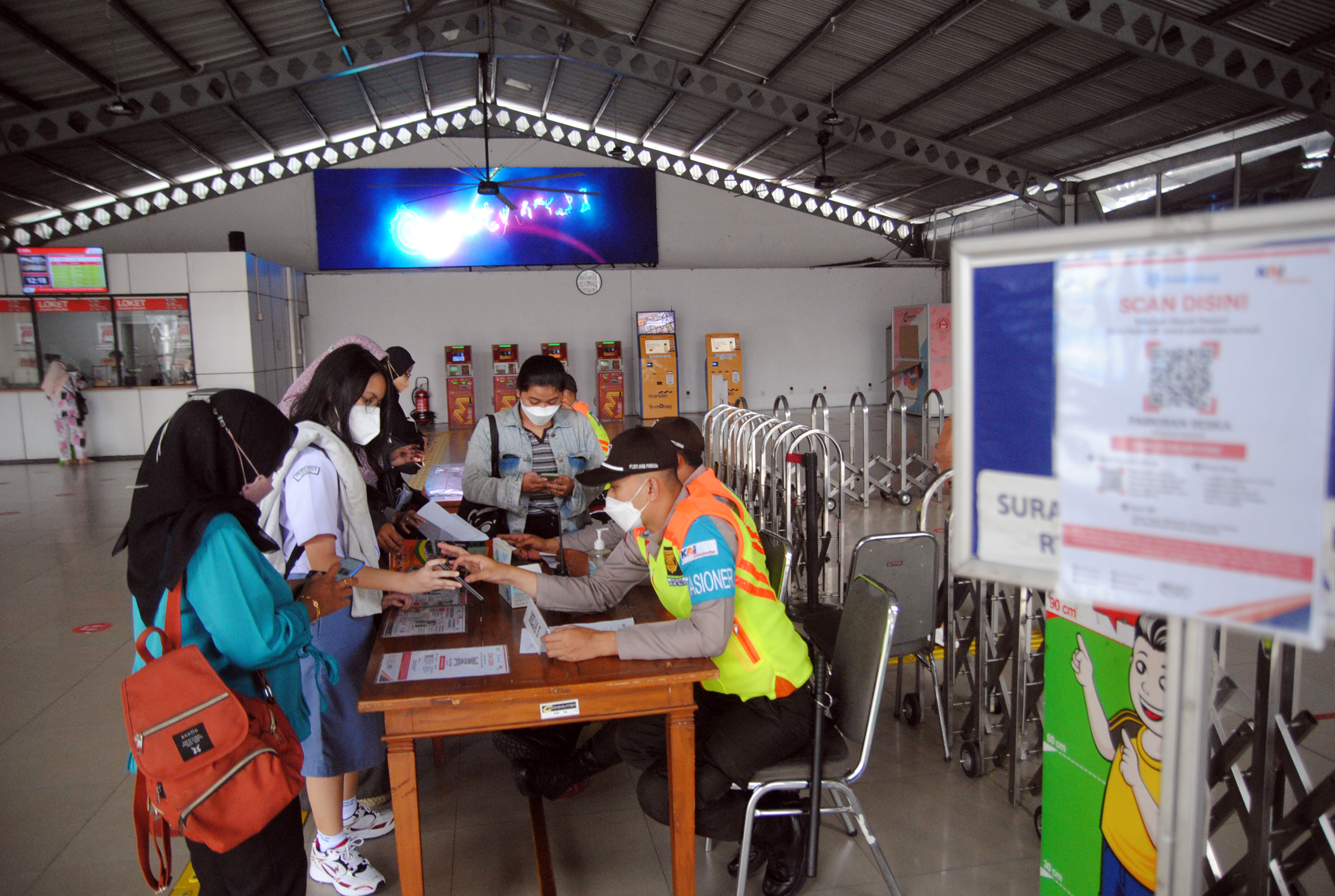 Stasiun Bogor: Penumpang KRL wajib menunjukkan sertifikat vaksisani covid-19 minimal dosis pertama sebelum memasuki stasiuan.