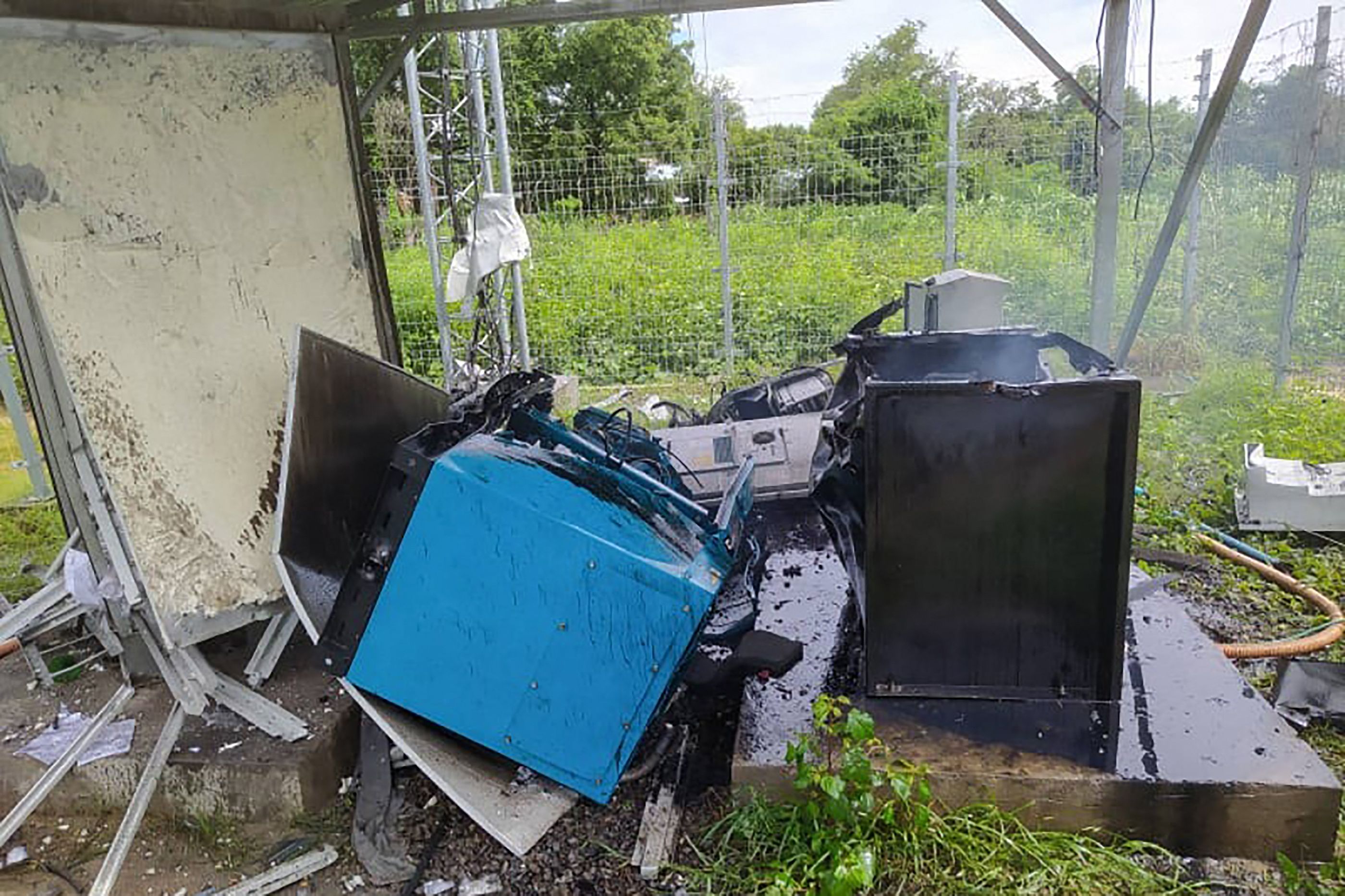 Salah satu menara komunikasi milik militer dihancurkan milisi sipil Myanmar yang melawan junta Myanmar, Selasa (7/9)