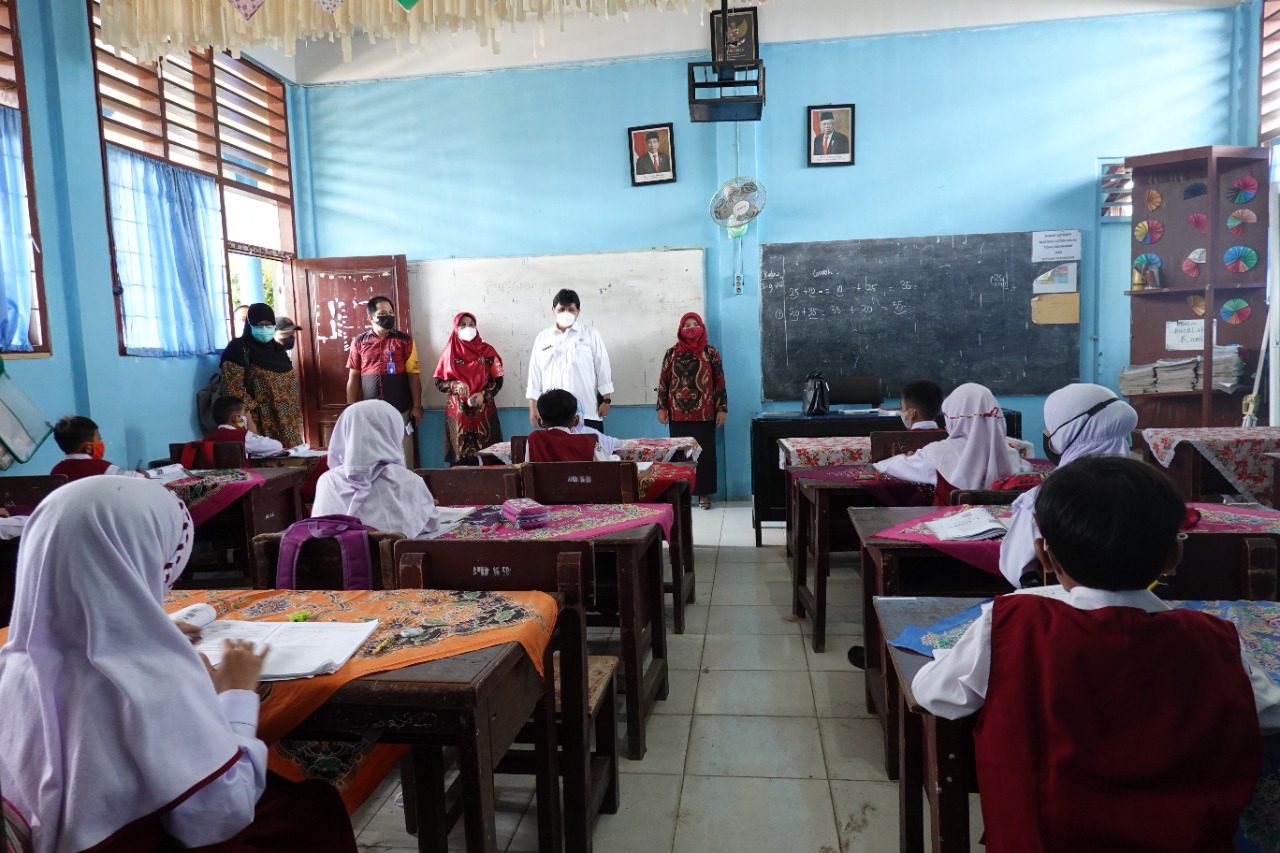 STAFF Ahli Gubernur Sumatra Utara Dr. Binsar Situmorang (baju putih) meninjau pelaksanaan PTM di Tebing Tinggi, Kamis (2/9)