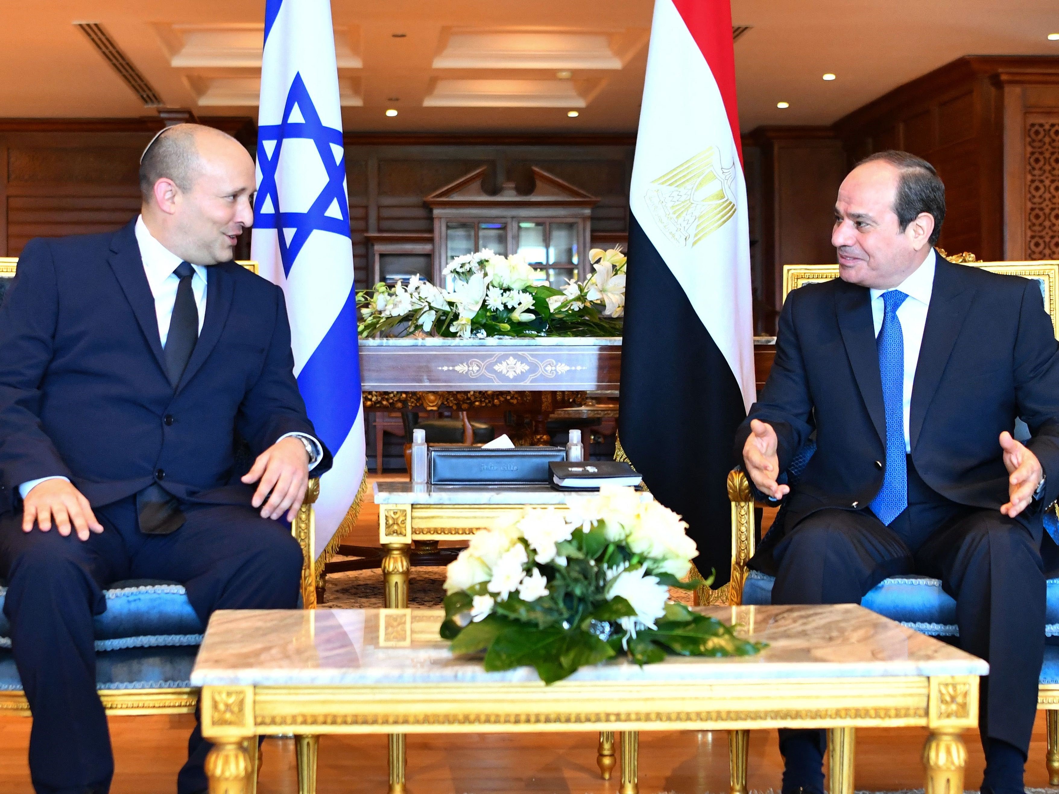 Presiden Mesir Abdel Fattah al-Sisi (kanan) dengan Perdana Menteri Israel Naftali Bennett di kota resort Laut Merah Mesir Sharm El-Sheikh.