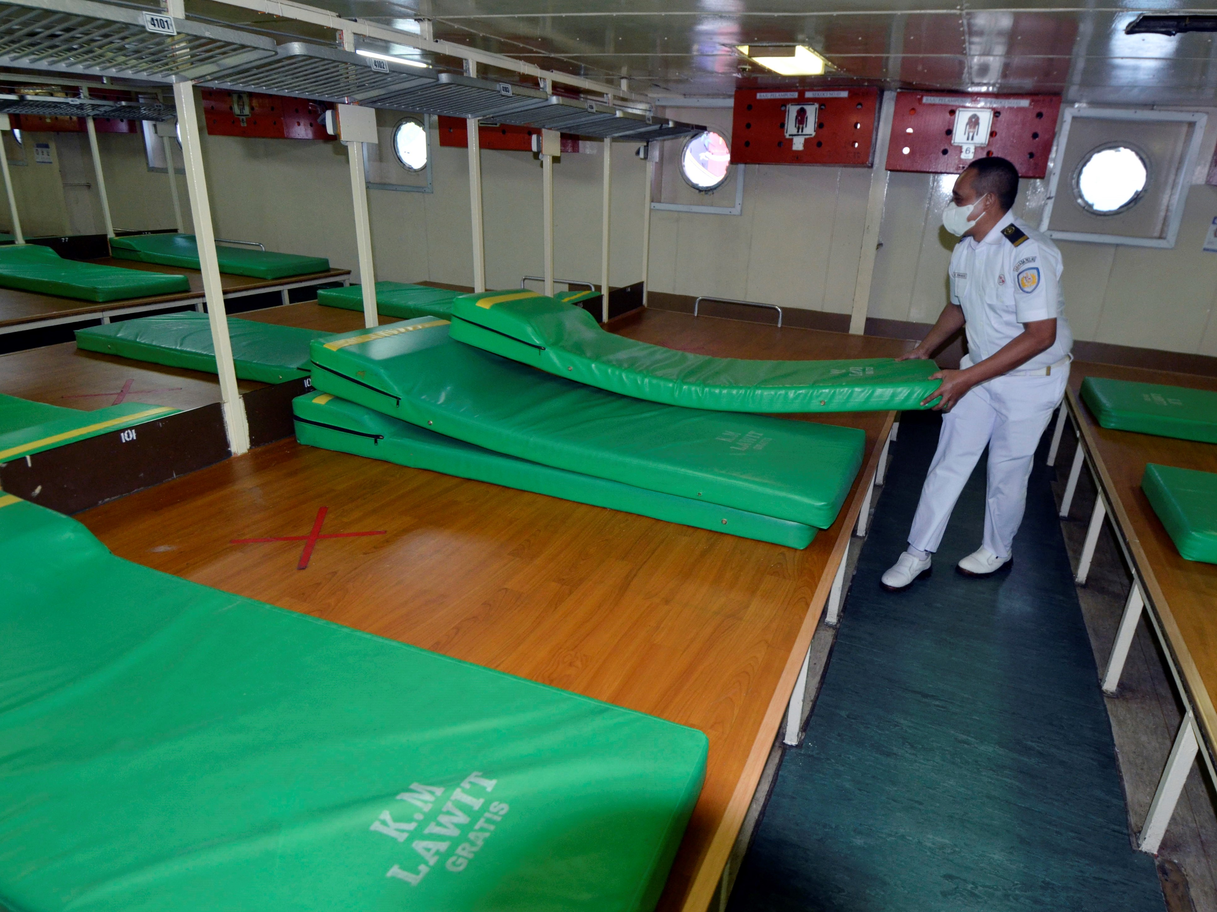 Petugas merapikan ruang isolasi pasien covid-19 di Kapal Motor Lawit, Pelabuhan Panjang, Bandar Lampung, Lampung, Sabtu (18/9).