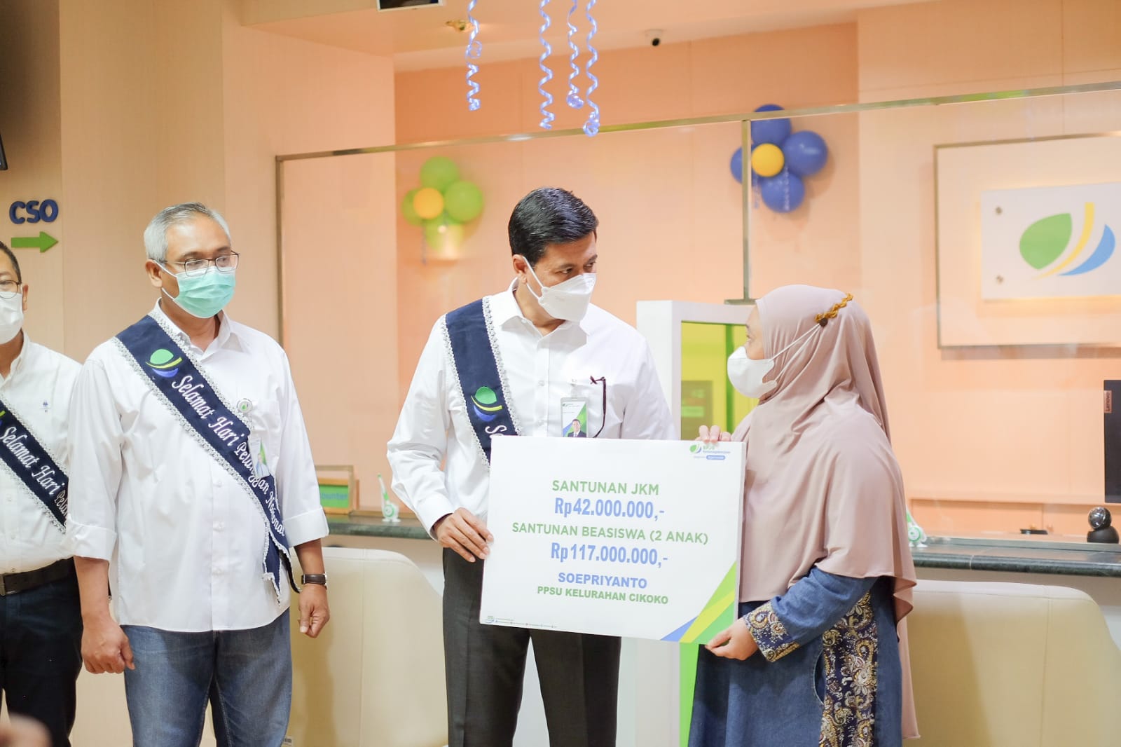 Dalam peringatan Harpelnas 2021, Dirut BPJAMSOSTEK Anggoro Eko Cahyo menyerahkan klaim program JHT kepada ahli waris Soepriyanto.